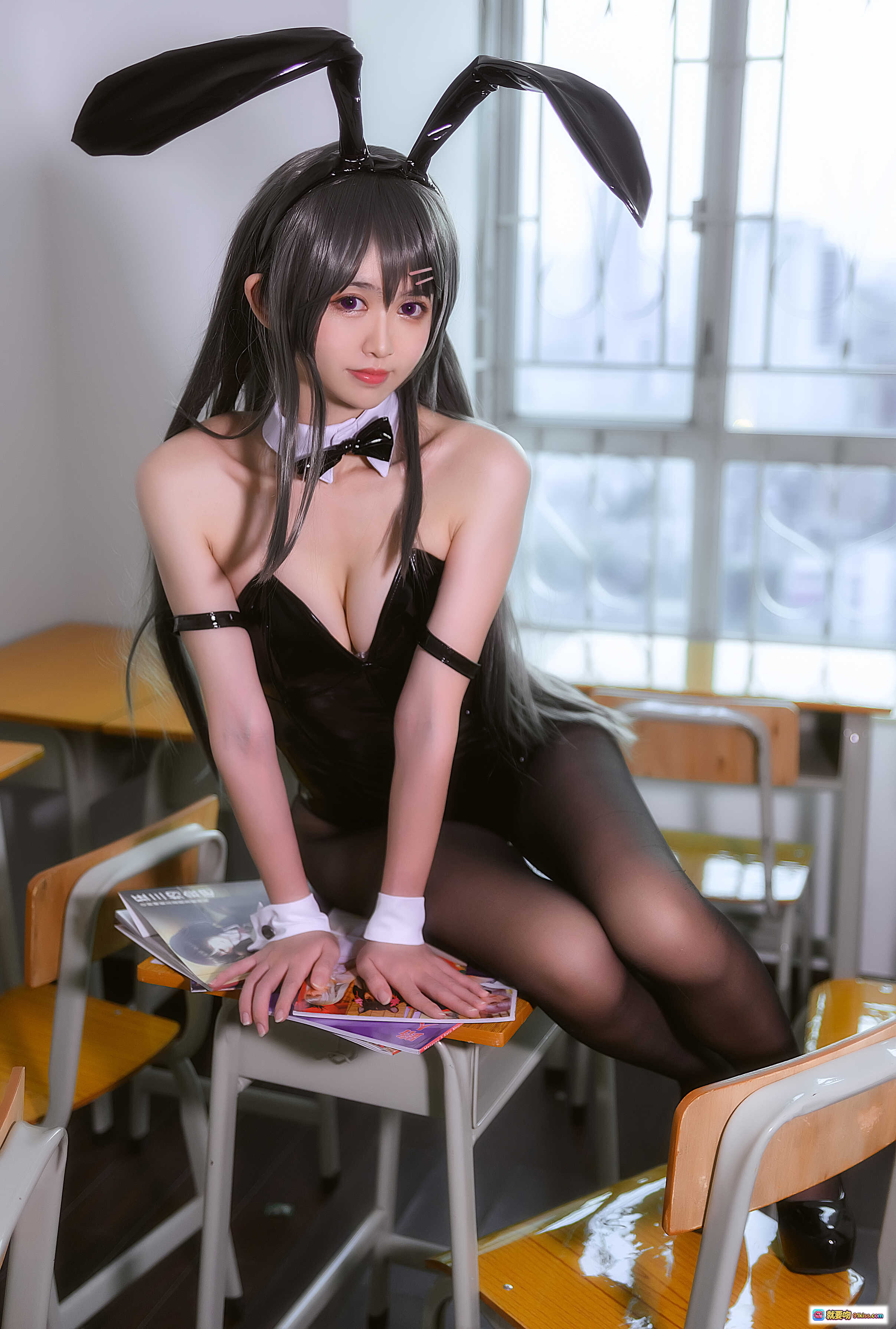 图片[5] - 鳗鱼霏儿NO.072学姐兔女郎COS写真 – 黑色漆皮紧身衣+兔耳发箍+黑丝美腿教室场景高清图集 - 就要吻