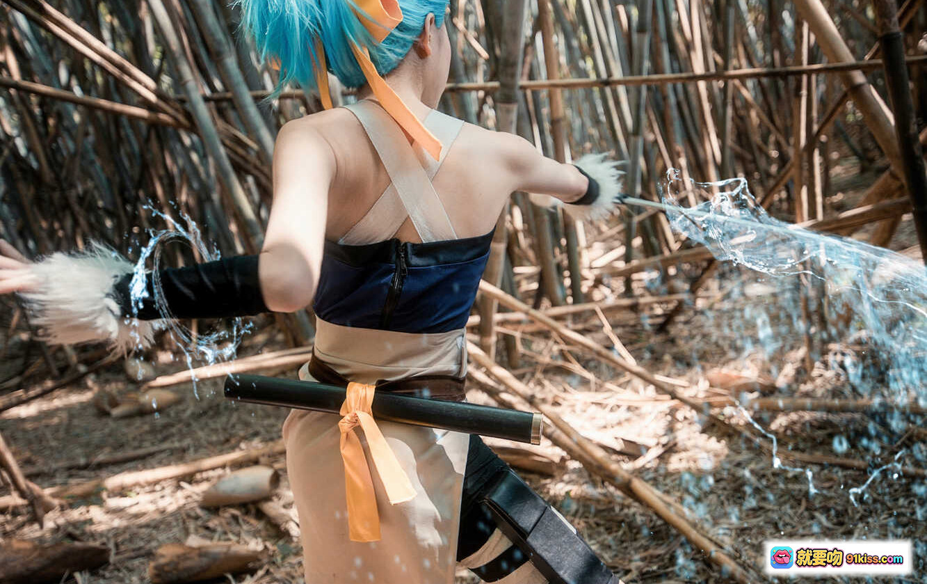 图片[9] - 火影忍者碧蓝之牙Cosplay写真｜Kitaro绮太郎NO.022竹林战斗姿态｜蓝发忍者持刀蹲姿场景照 - 就要吻