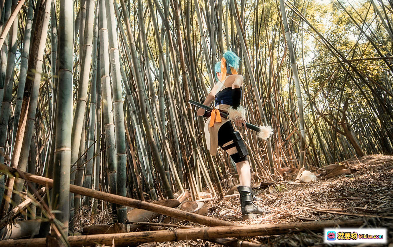 图片[3] - 火影忍者碧蓝之牙Cosplay写真｜Kitaro绮太郎NO.022竹林战斗姿态｜蓝发忍者持刀蹲姿场景照 - 就要吻