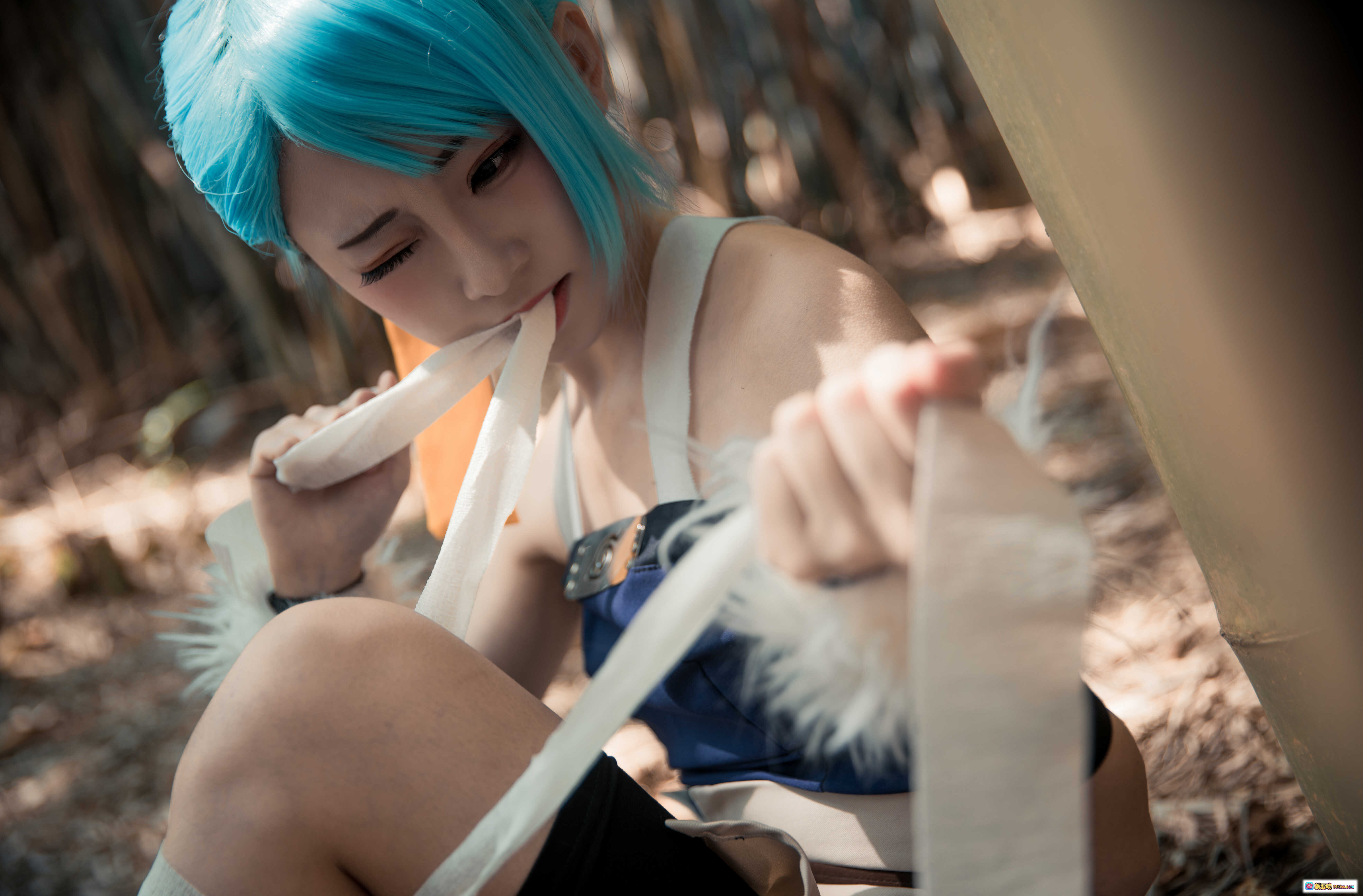 图片[2] - 火影忍者碧蓝之牙Cosplay写真｜Kitaro绮太郎NO.022竹林战斗姿态｜蓝发忍者持刀蹲姿场景照 - 就要吻