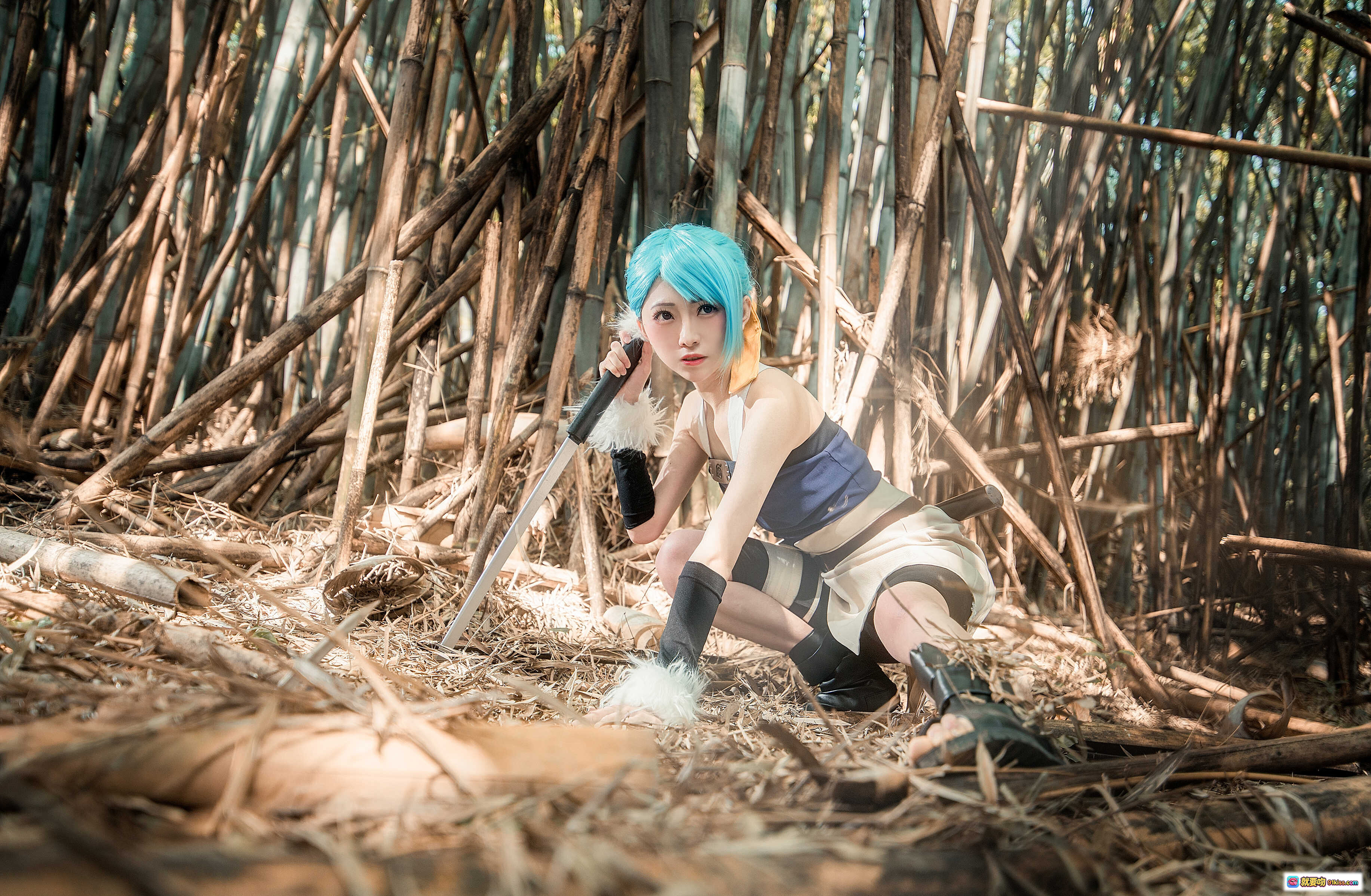 图片[1] - 火影忍者碧蓝之牙Cosplay写真｜Kitaro绮太郎NO.022竹林战斗姿态｜蓝发忍者持刀蹲姿场景照 - 就要吻