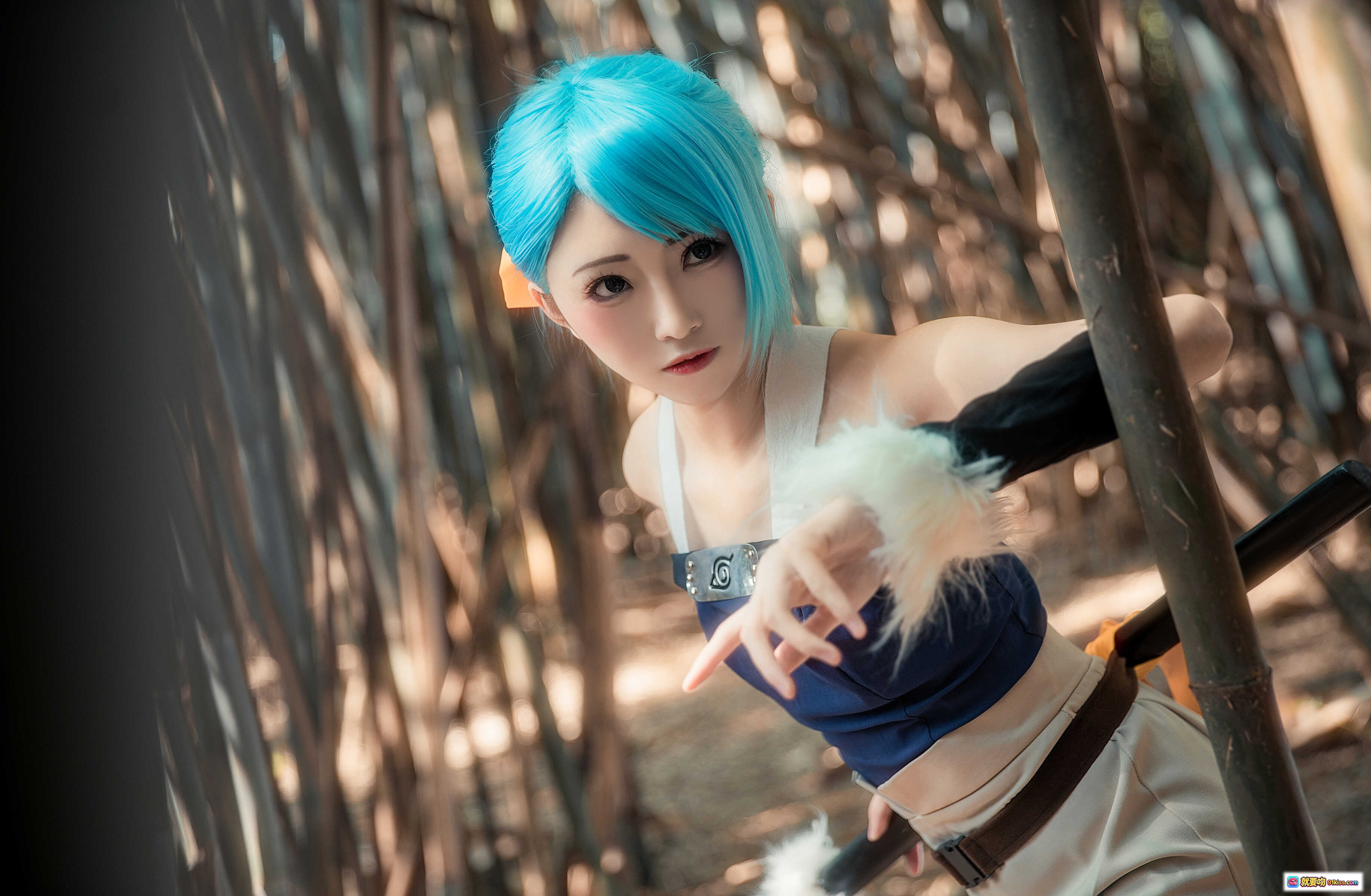 图片[7] - 火影忍者碧蓝之牙Cosplay写真｜Kitaro绮太郎NO.022竹林战斗姿态｜蓝发忍者持刀蹲姿场景照 - 就要吻