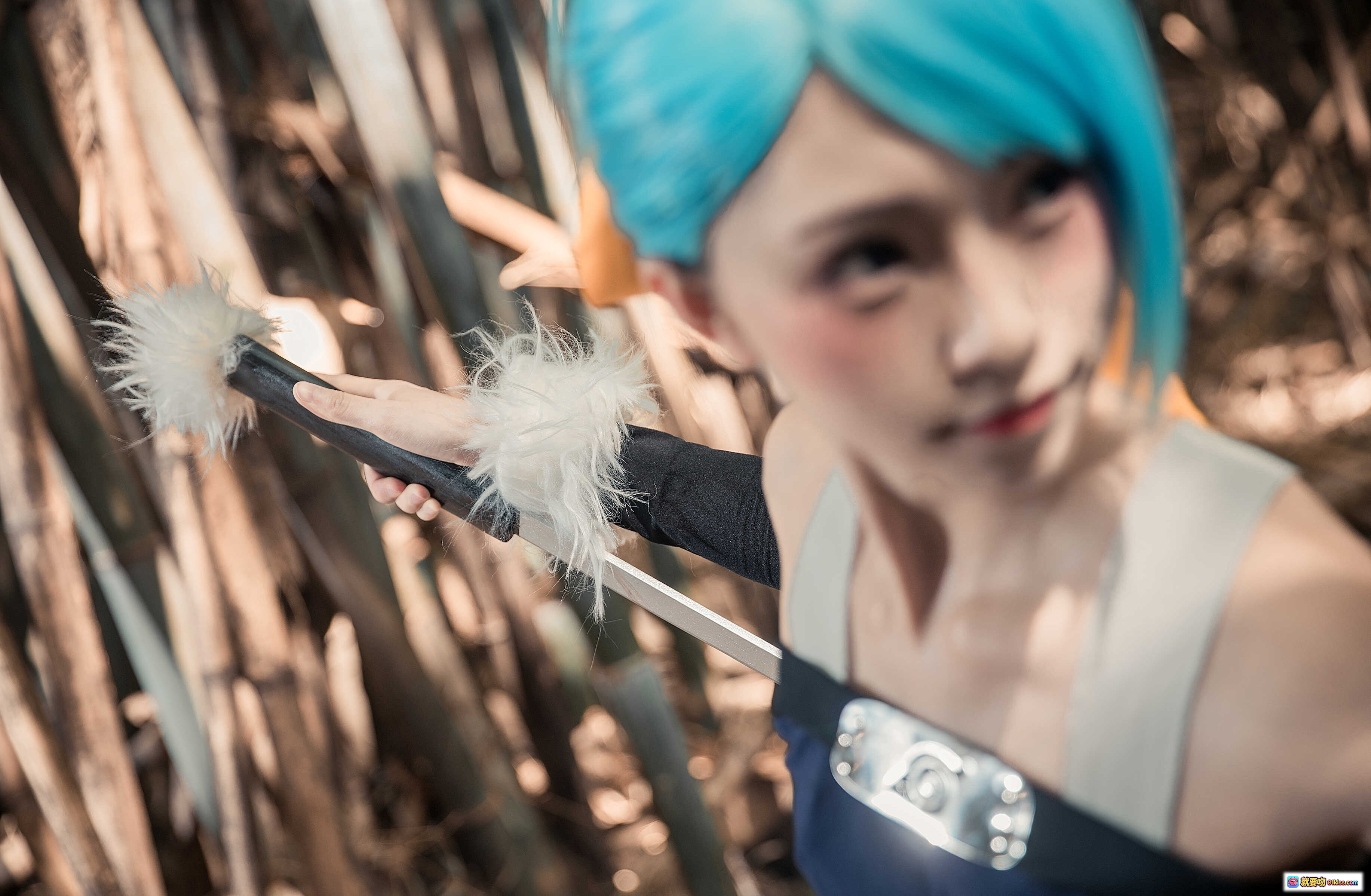 图片[8] - 火影忍者碧蓝之牙Cosplay写真｜Kitaro绮太郎NO.022竹林战斗姿态｜蓝发忍者持刀蹲姿场景照 - 就要吻