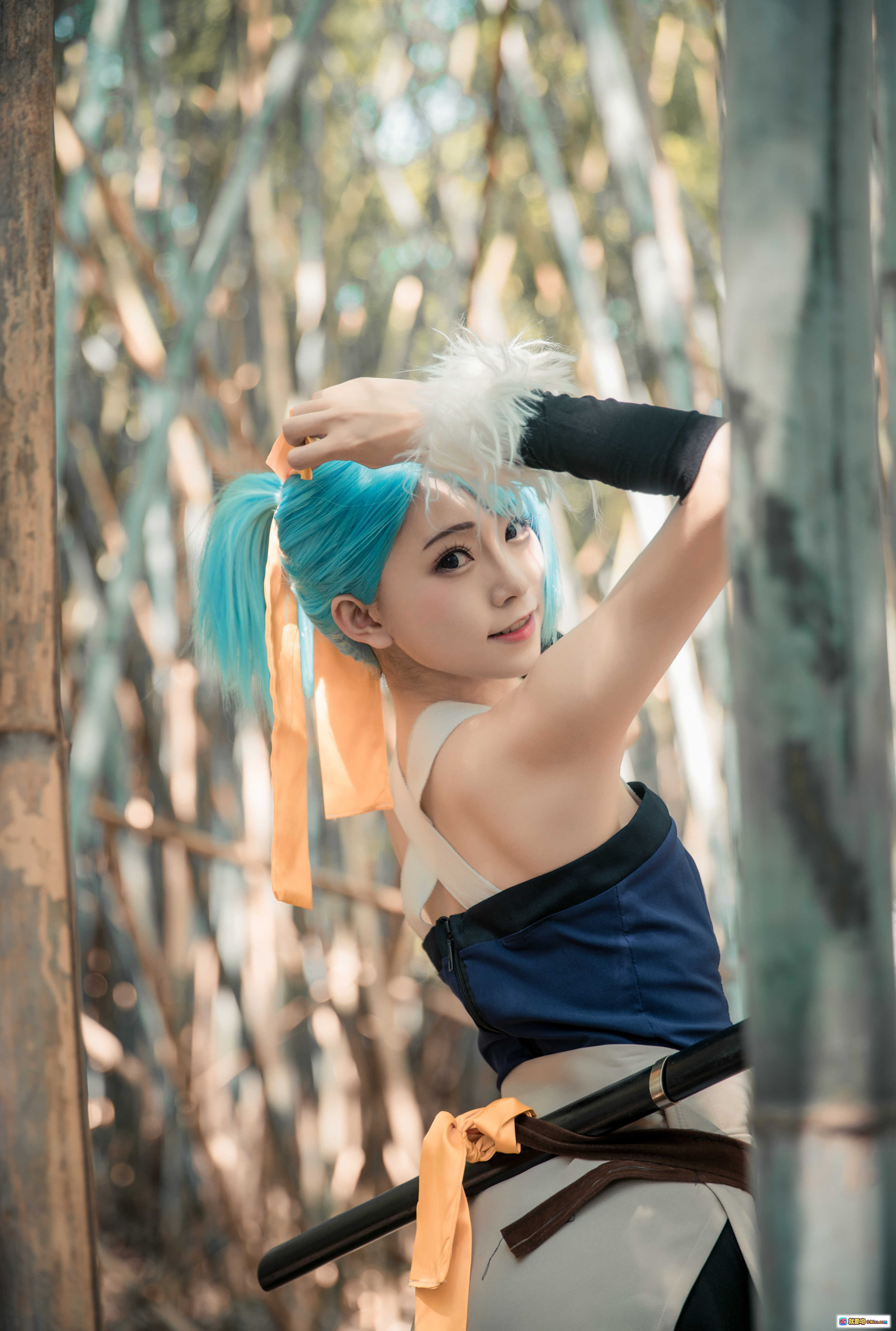 图片[5] - 火影忍者碧蓝之牙Cosplay写真｜Kitaro绮太郎NO.022竹林战斗姿态｜蓝发忍者持刀蹲姿场景照 - 就要吻