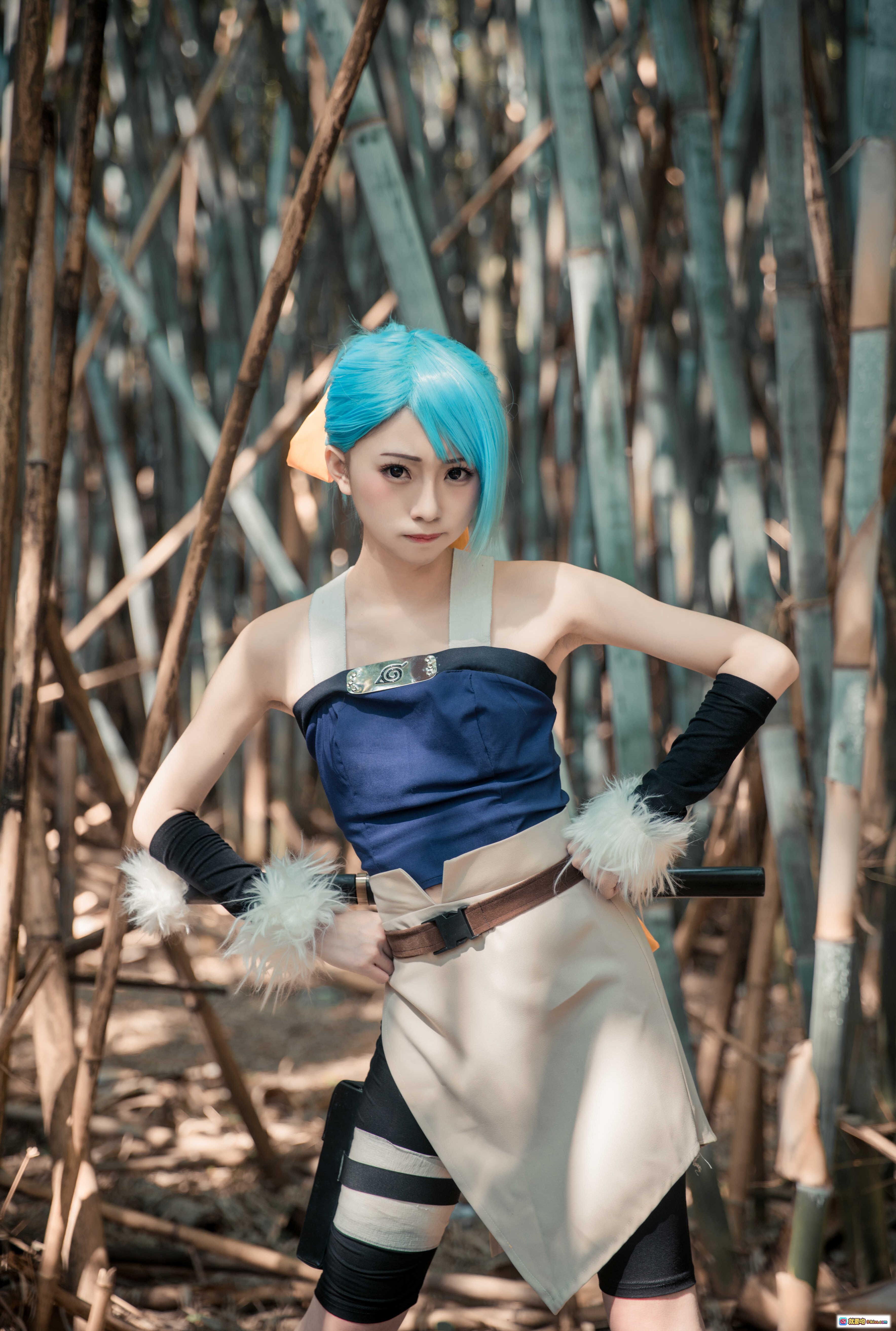 图片[4] - 火影忍者碧蓝之牙Cosplay写真｜Kitaro绮太郎NO.022竹林战斗姿态｜蓝发忍者持刀蹲姿场景照 - 就要吻