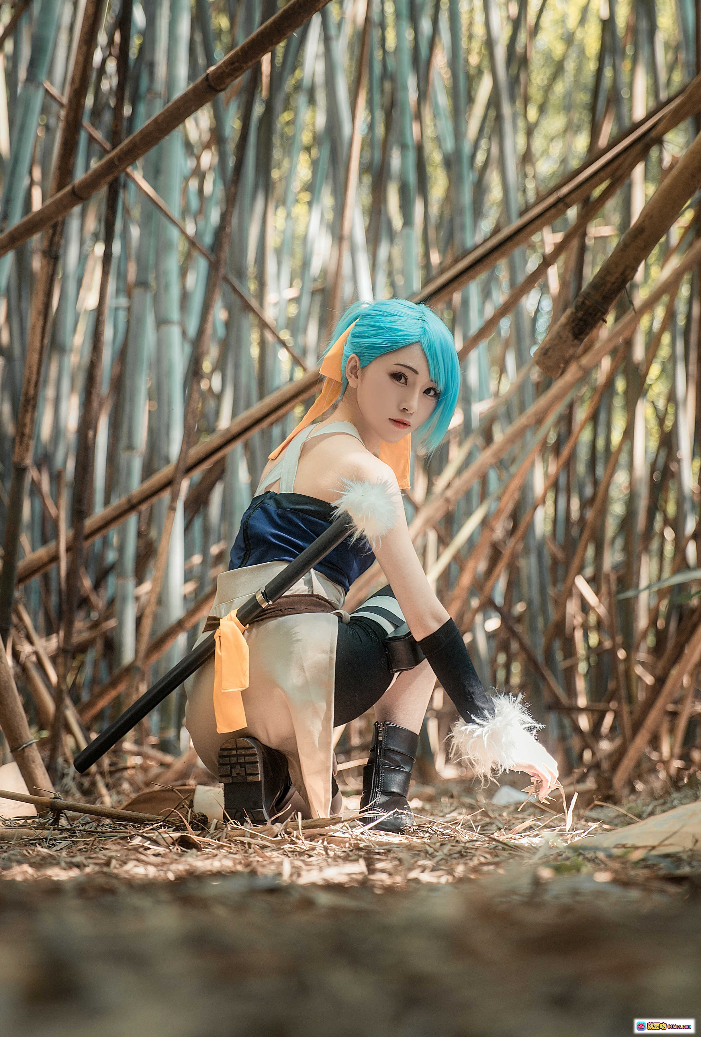 图片[6] - 火影忍者碧蓝之牙Cosplay写真｜Kitaro绮太郎NO.022竹林战斗姿态｜蓝发忍者持刀蹲姿场景照 - 就要吻