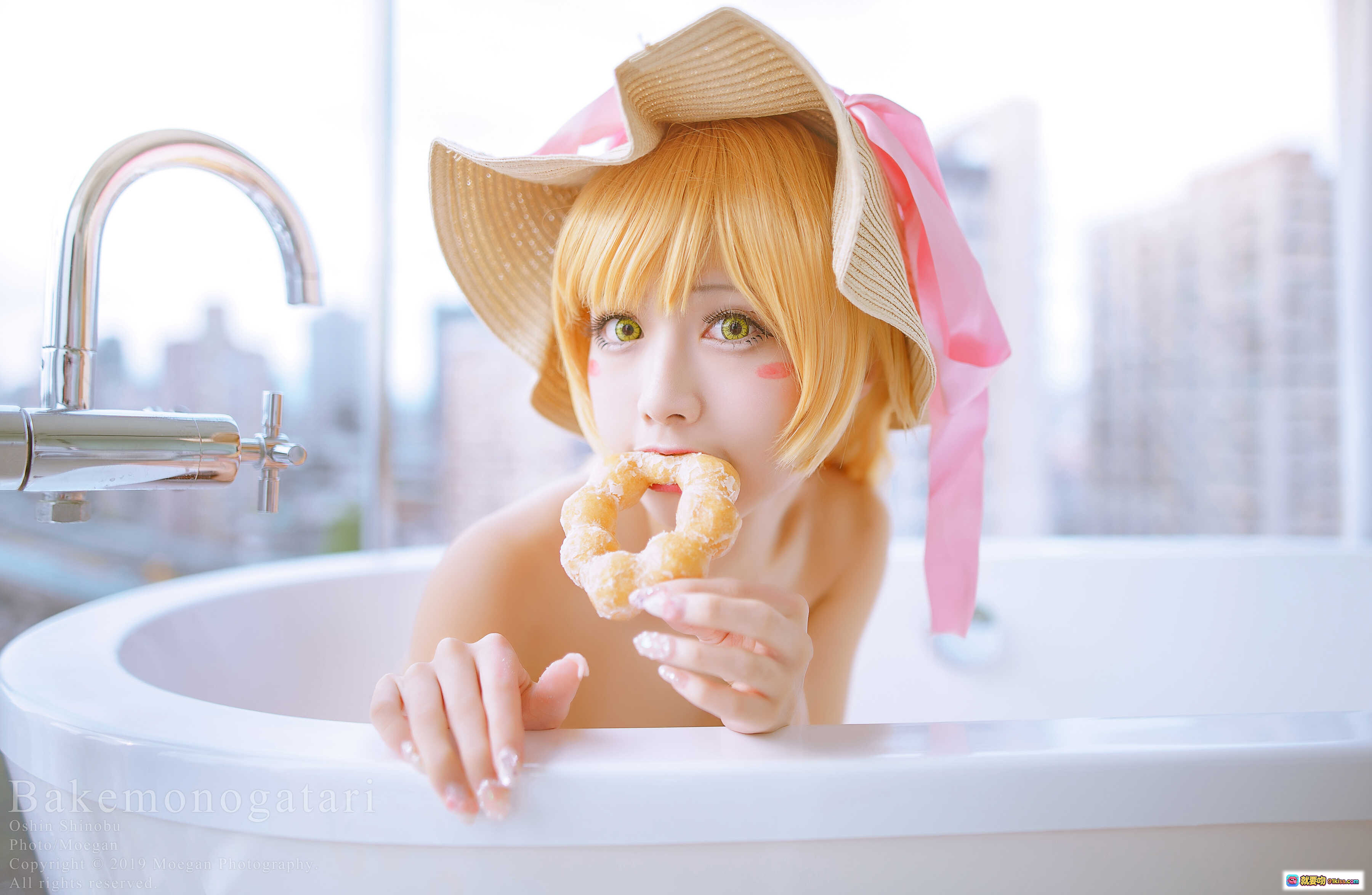 图片[3] - 忍野忍cosplay浴缸吃甜甜圈 | 化物语角色扮演 | 金发草帽少女 | 甜点主题写真 | Bakemonogatari风格 - 就要吻