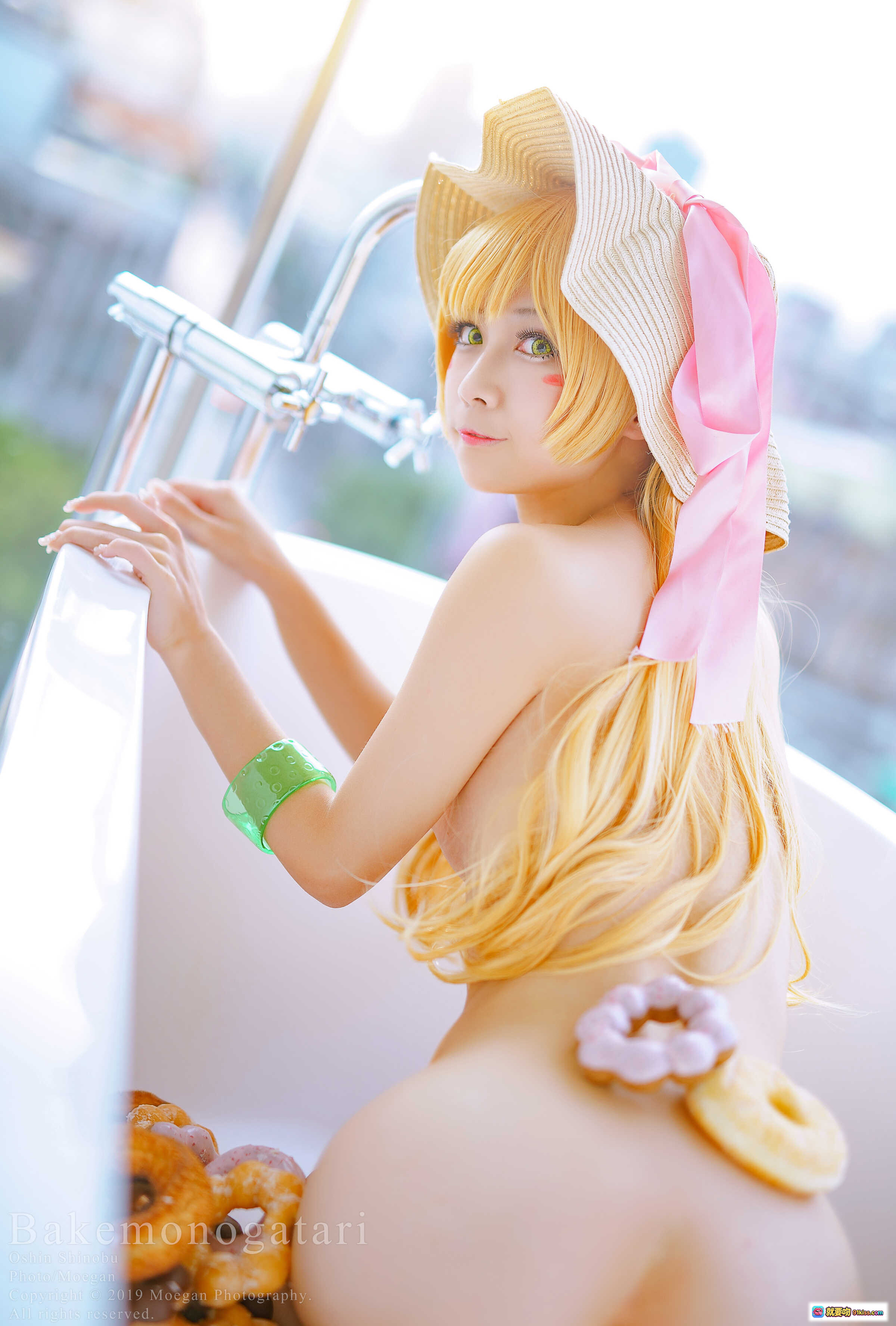 图片[10] - 忍野忍cosplay浴缸吃甜甜圈 | 化物语角色扮演 | 金发草帽少女 | 甜点主题写真 | Bakemonogatari风格 - 就要吻