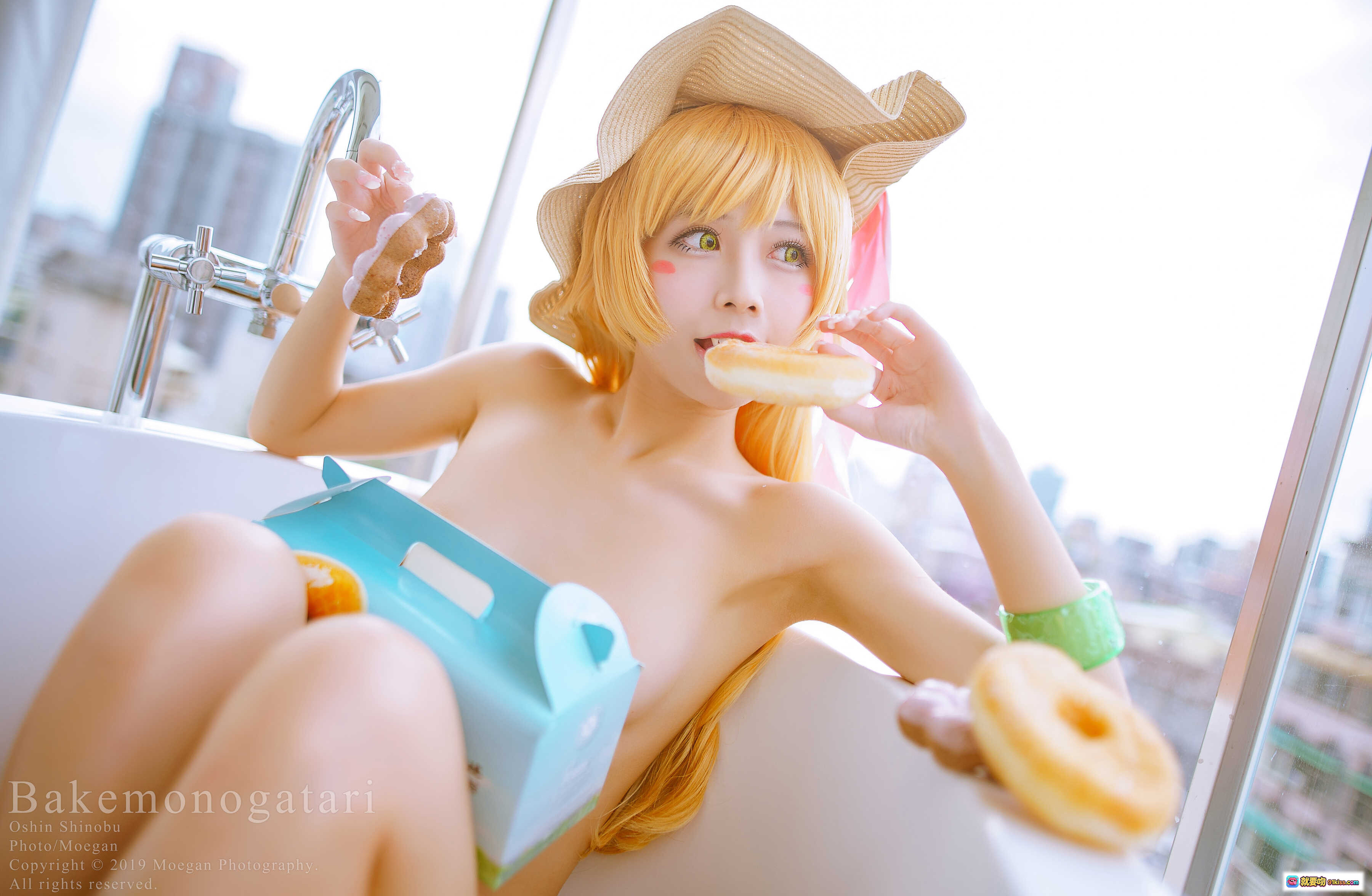 忍野忍cosplay浴缸吃甜甜圈 | 化物语角色扮演 | 金发草帽少女 | 甜点主题写真 | Bakemonogatari风格 - 就要吻