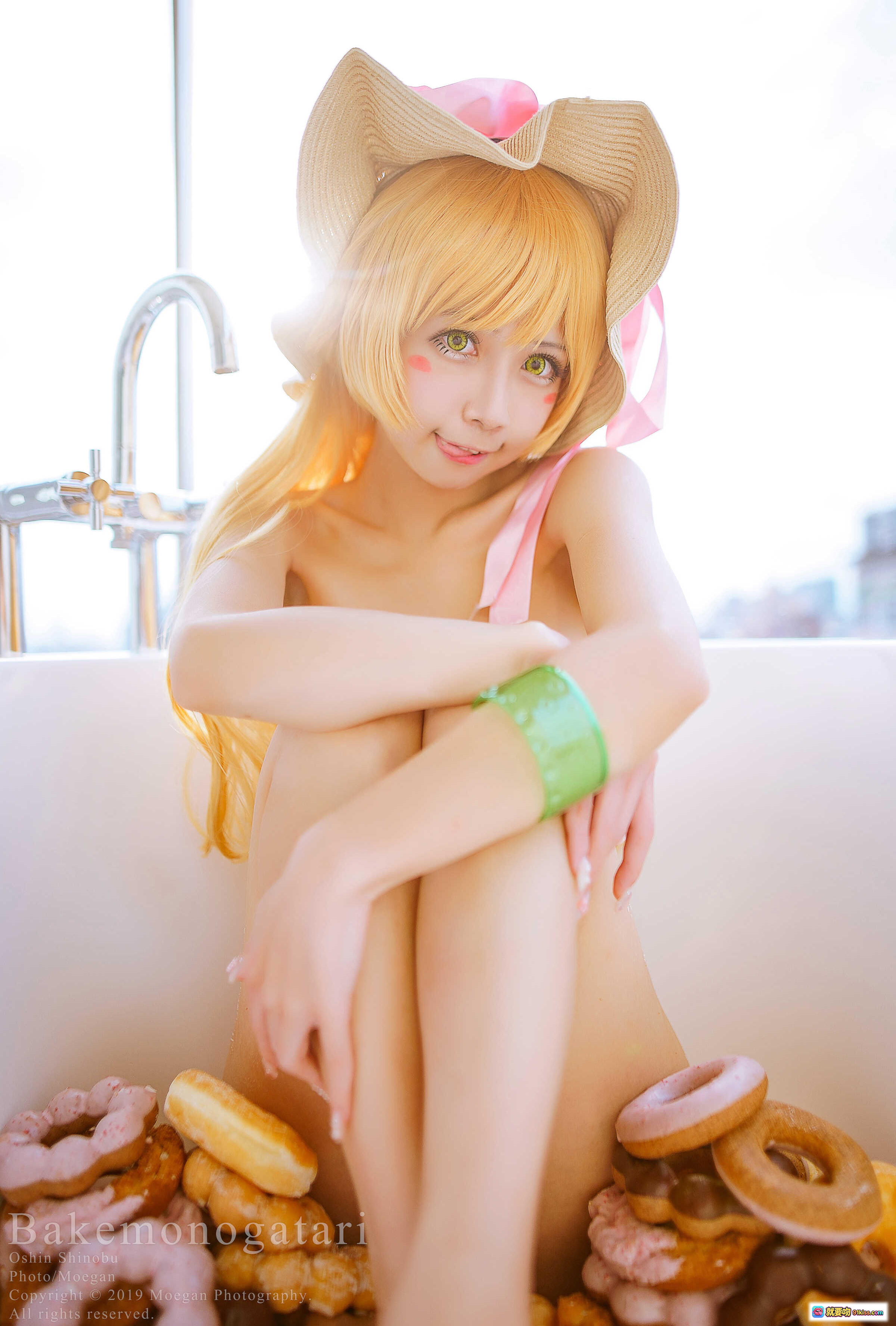图片[4] - 忍野忍cosplay浴缸吃甜甜圈 | 化物语角色扮演 | 金发草帽少女 | 甜点主题写真 | Bakemonogatari风格 - 就要吻