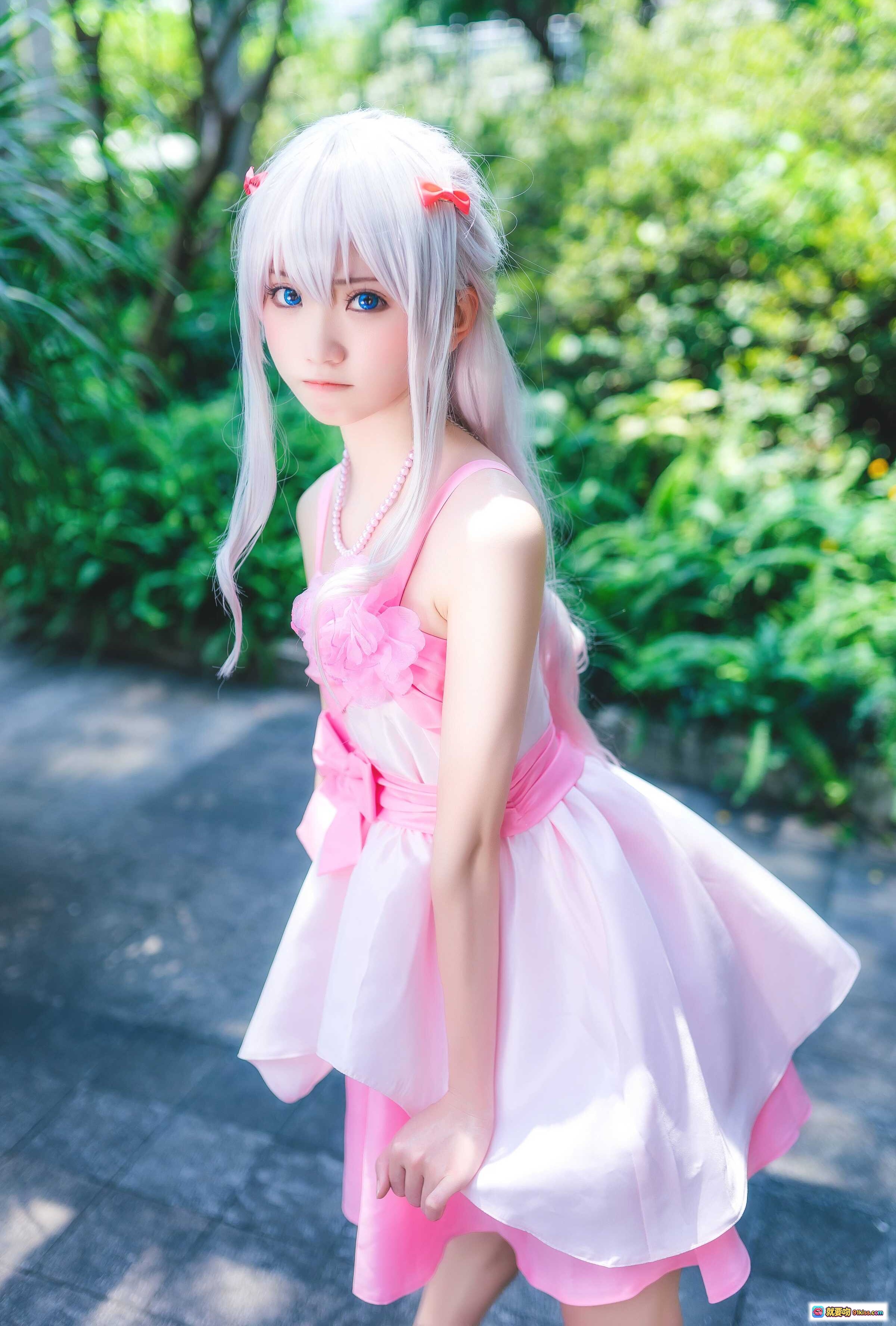 图片[1] - 和泉纱雾cosplay写真 | 粉色连衣裙白发蓝瞳少女 | 户外绿植背景清新自然 | Kitaro绮太郎NO.088作品 - 就要吻