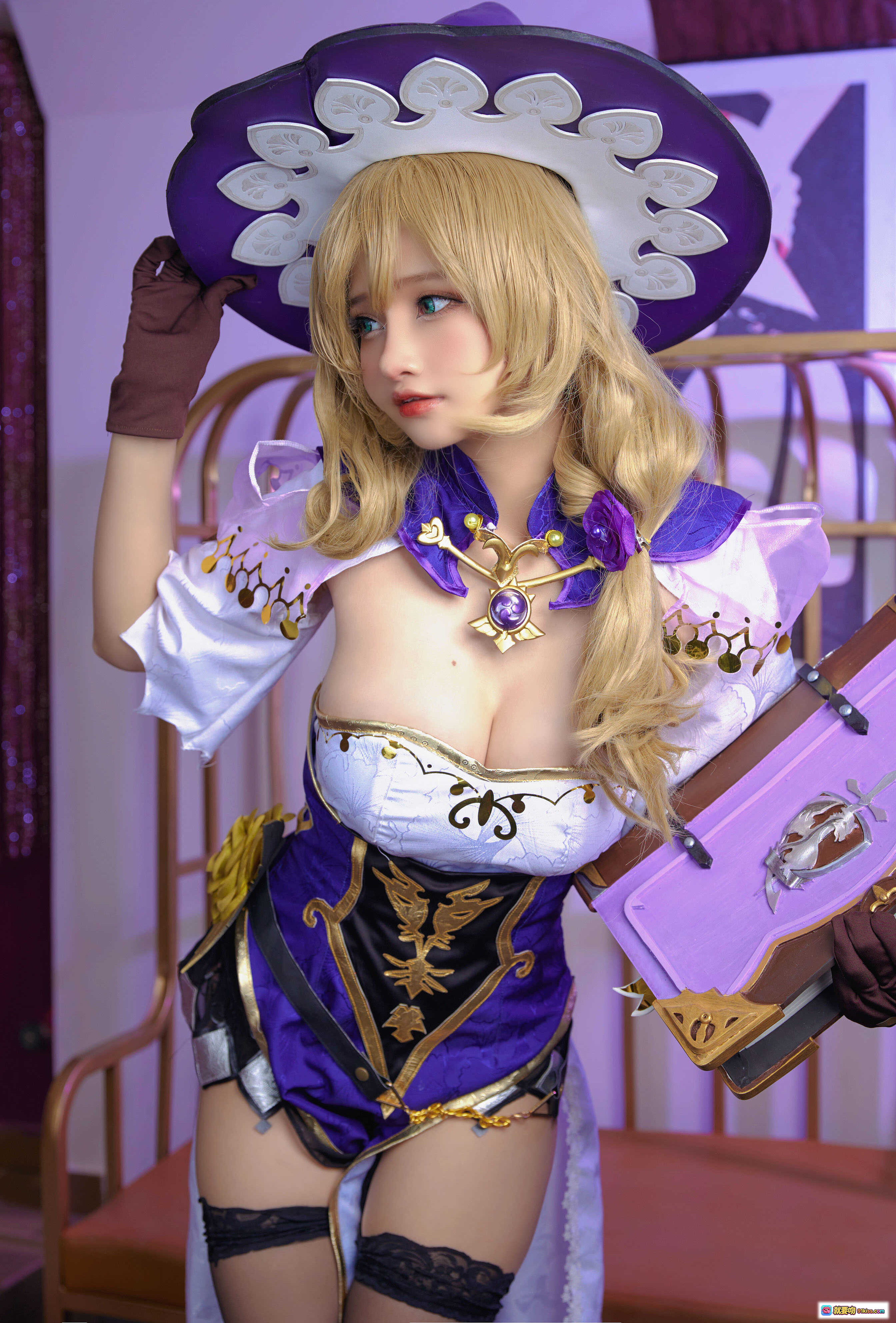 图片[2] - Azami NO.035 原神丽莎Cosplay写真 金发紫帽蕾丝内衣 紫玫瑰装饰 性感诱惑 19P高清图集 - 就要吻