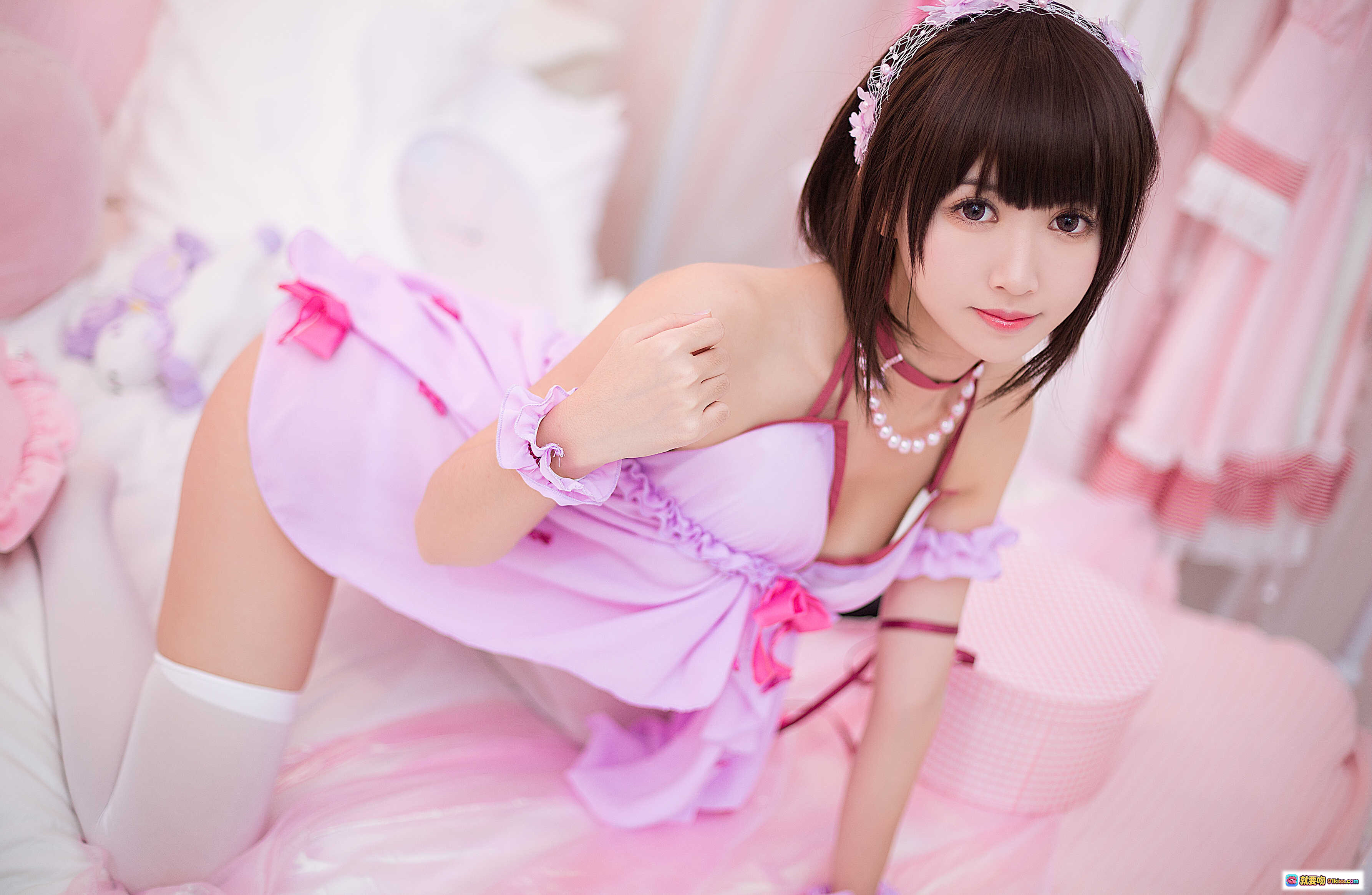 鳗鱼霏儿NO.057圣人惠睡衣写真｜粉色少女风cosplay｜甜美蕾丝吊带裙｜珍珠项链配饰｜白袜美腿摆拍｜9P高清图集 - 就要吻