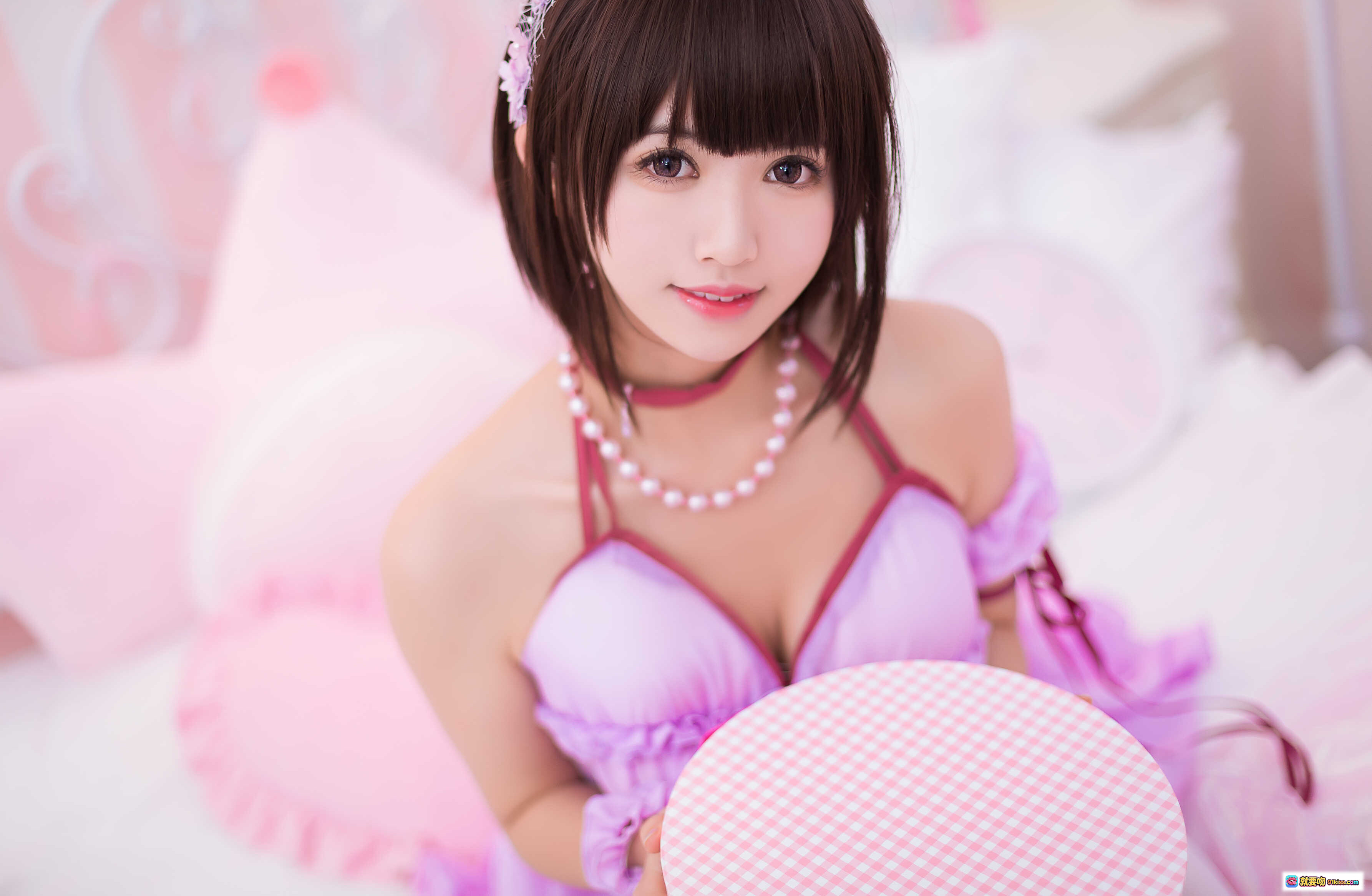 图片[5] - 鳗鱼霏儿NO.057圣人惠睡衣写真｜粉色少女风cosplay｜甜美蕾丝吊带裙｜珍珠项链配饰｜白袜美腿摆拍｜9P高清图集 - 就要吻