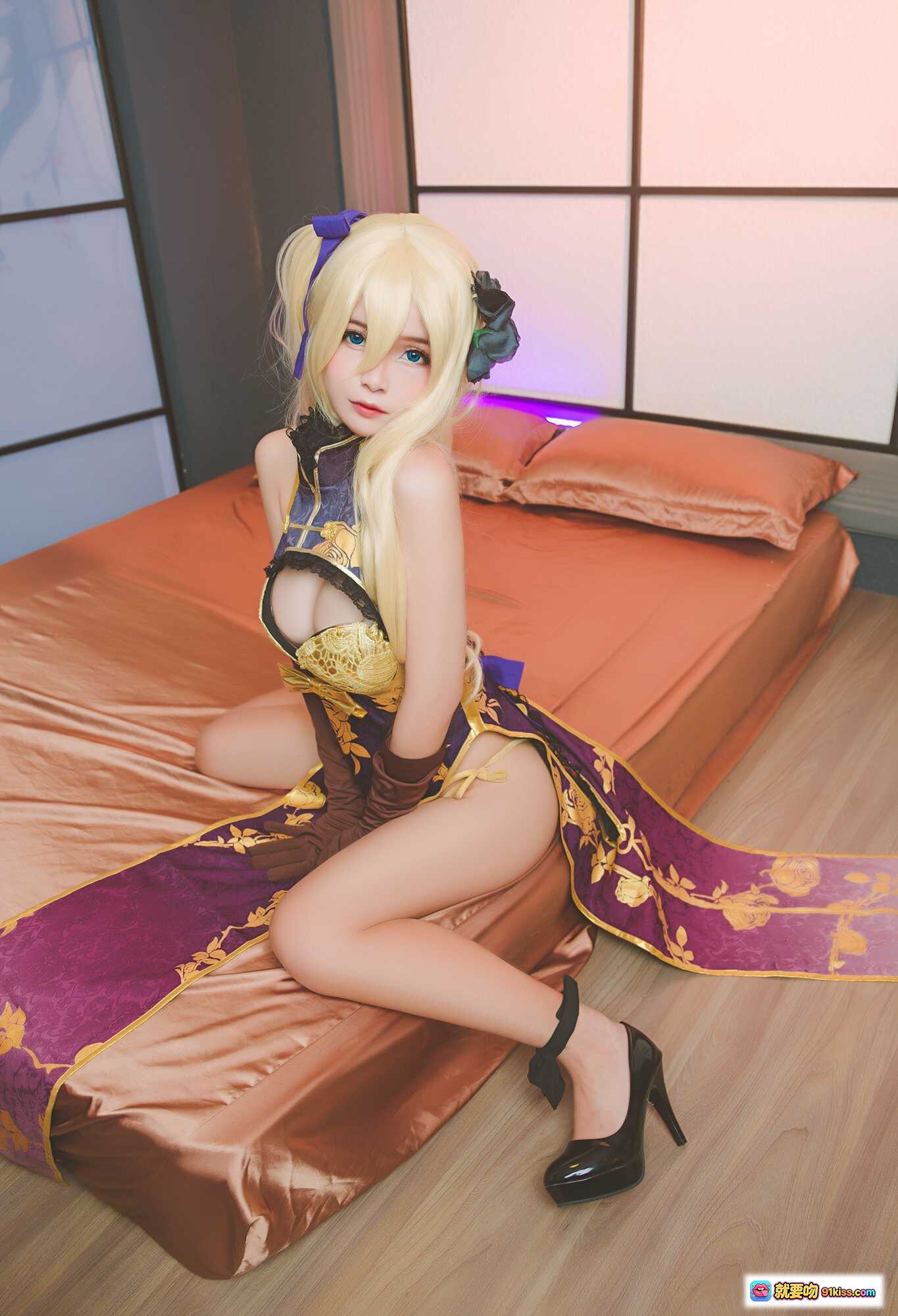 图片[10] - Azami NO.040 金莲旗袍Cosplay写真 | 紫金华丽旗袍造型 | 金发双马尾美少女 | 床上性感姿势 | 高清23P摄影集 - 就要吻