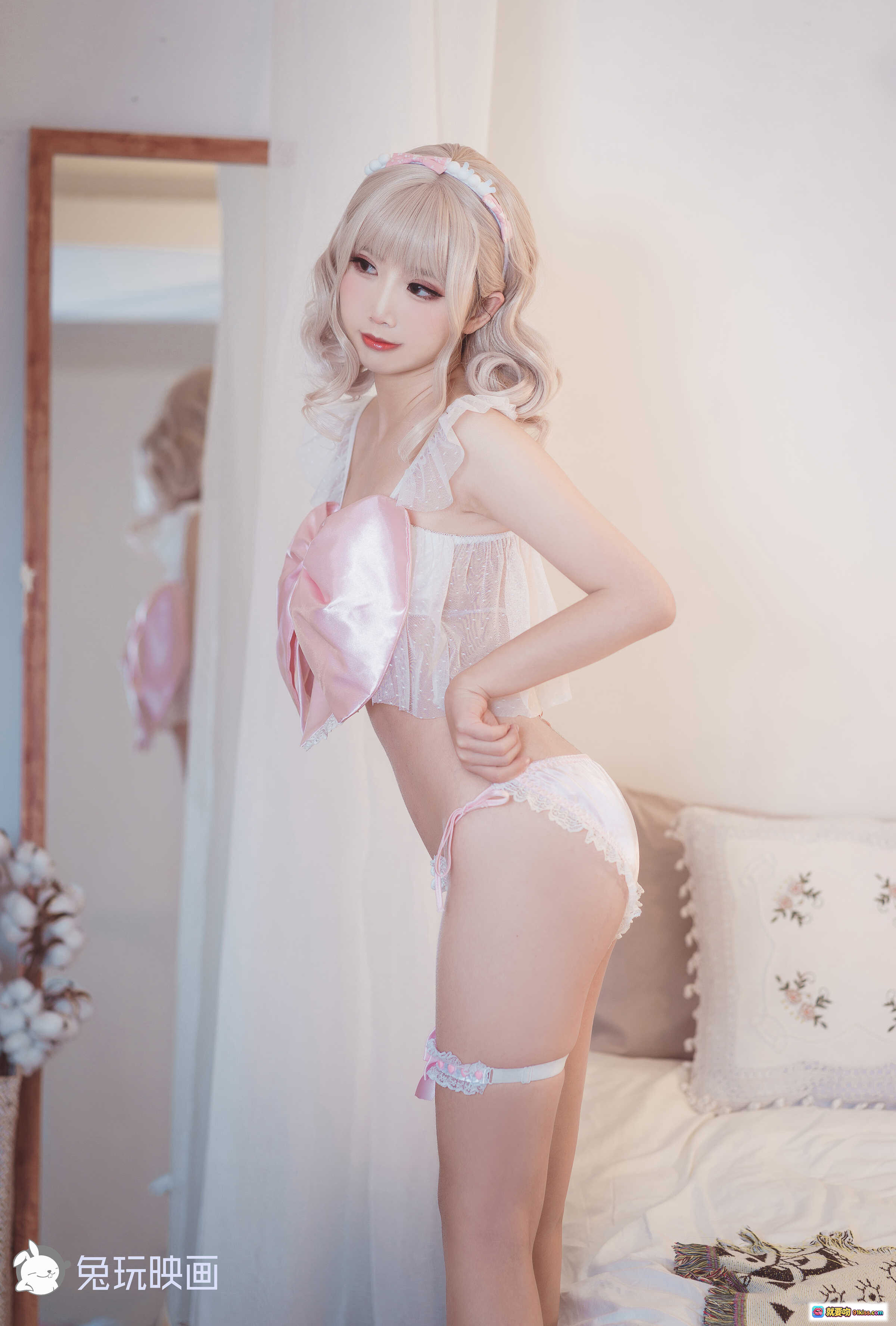 图片[9] - 面饼仙儿NO.074蝴蝶结内衣写真·粉色缎面蕾丝少女风·甜美金发头饰·卧室私房摄影·12P高清图集 - 就要吻