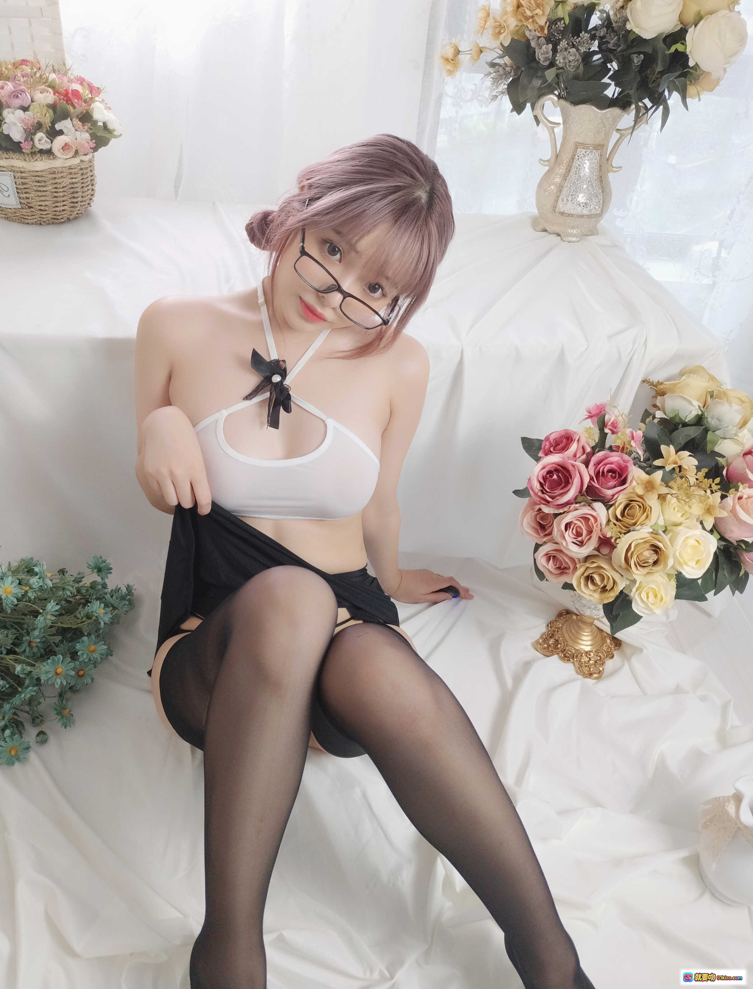 图片[1] - 雯妹不讲道理NO.053八月OL写真-粉发眼镜少女黑丝美腿白裙花艺背景45P高清图集 - 就要吻