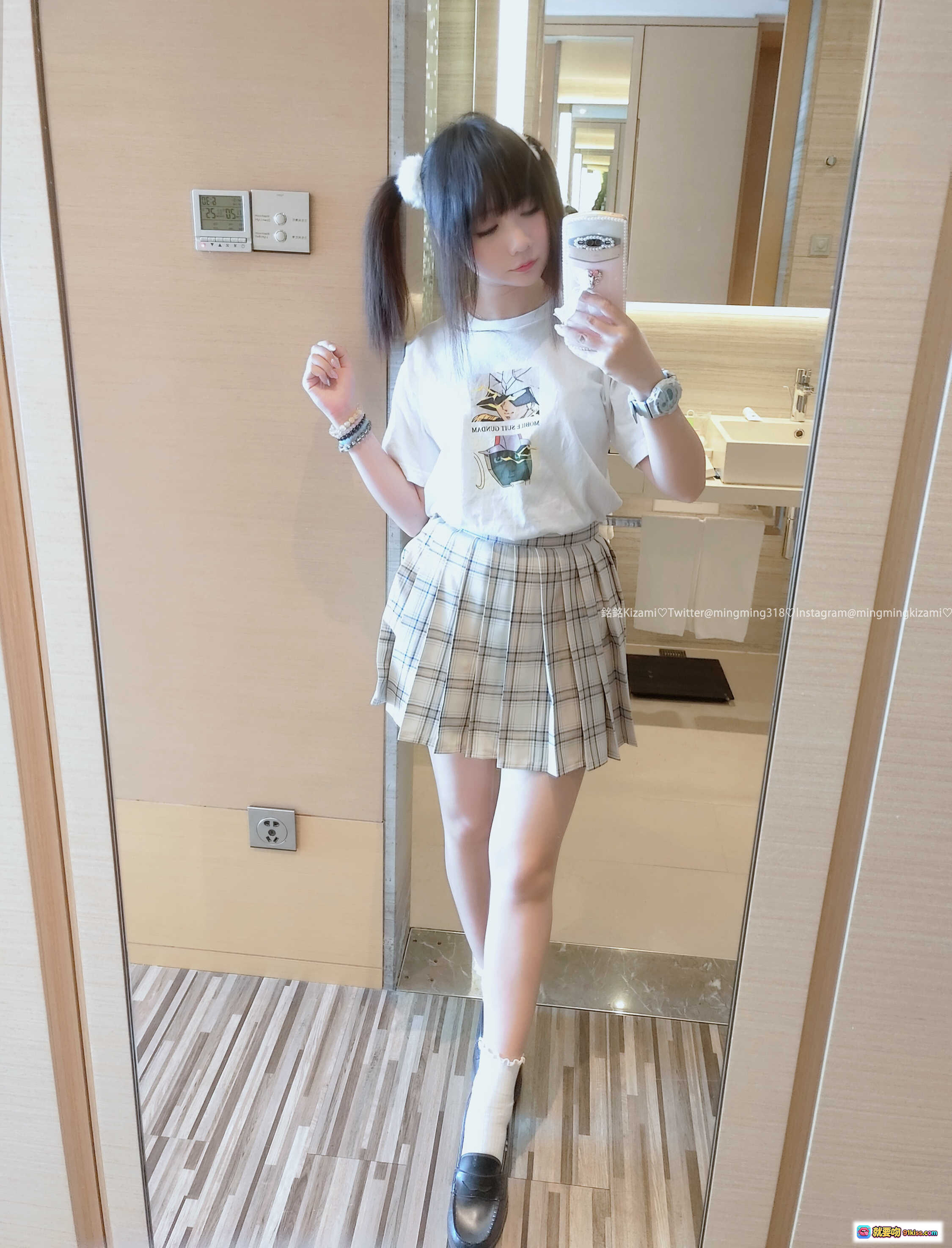 图片[4] - 铭铭Kizami Vol.018 自拍写真 | 双马尾少女 | 白T格裙 | 纯欲风卧室私房照 | 长袜美腿 | 100P高清图集 - 就要吻