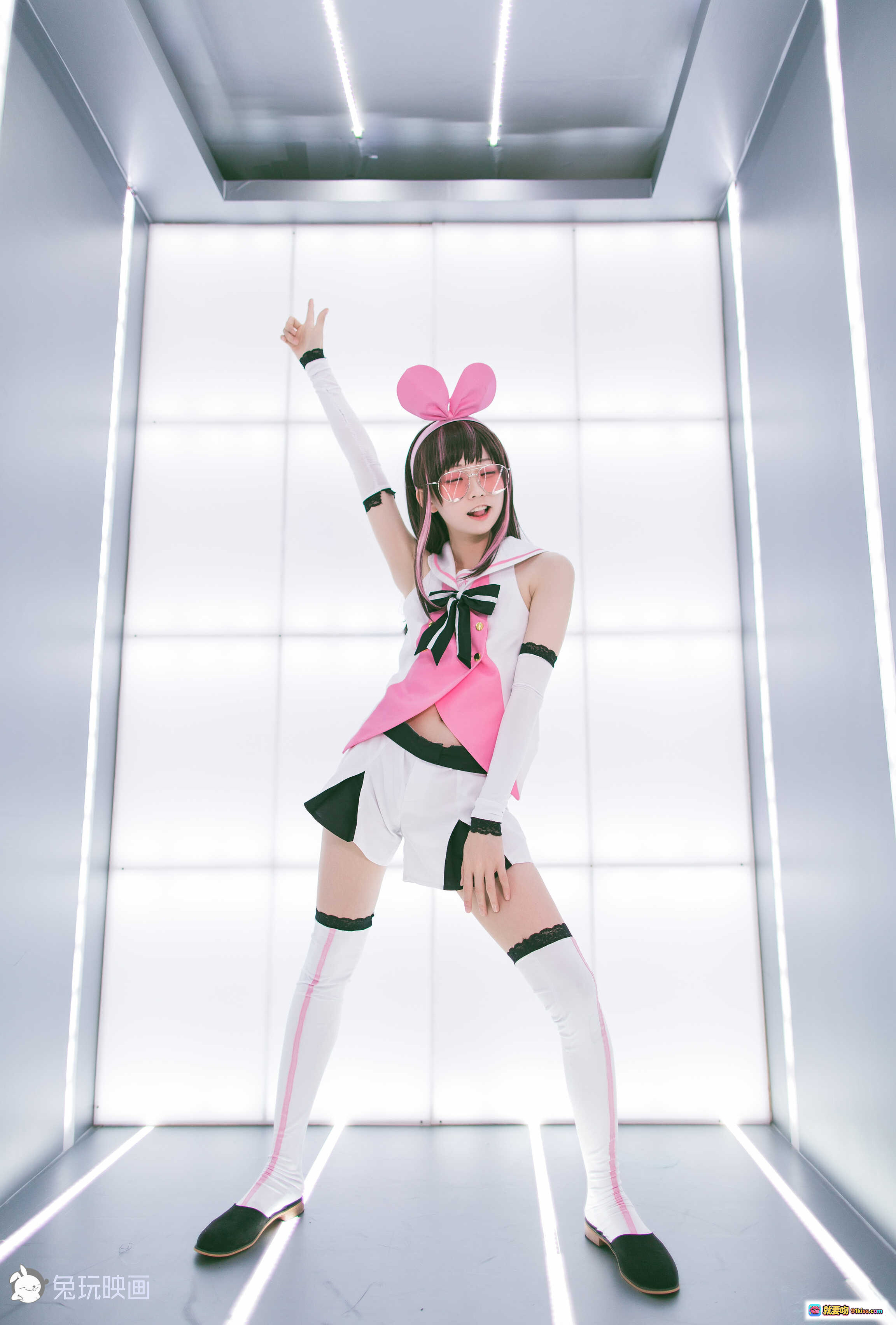 图片[6] - Kitaro绮太郎NO.032人工AI爱酱cosplay写真 白粉黑配色兔耳眼镜造型 电梯光影氛围感美图 - 就要吻