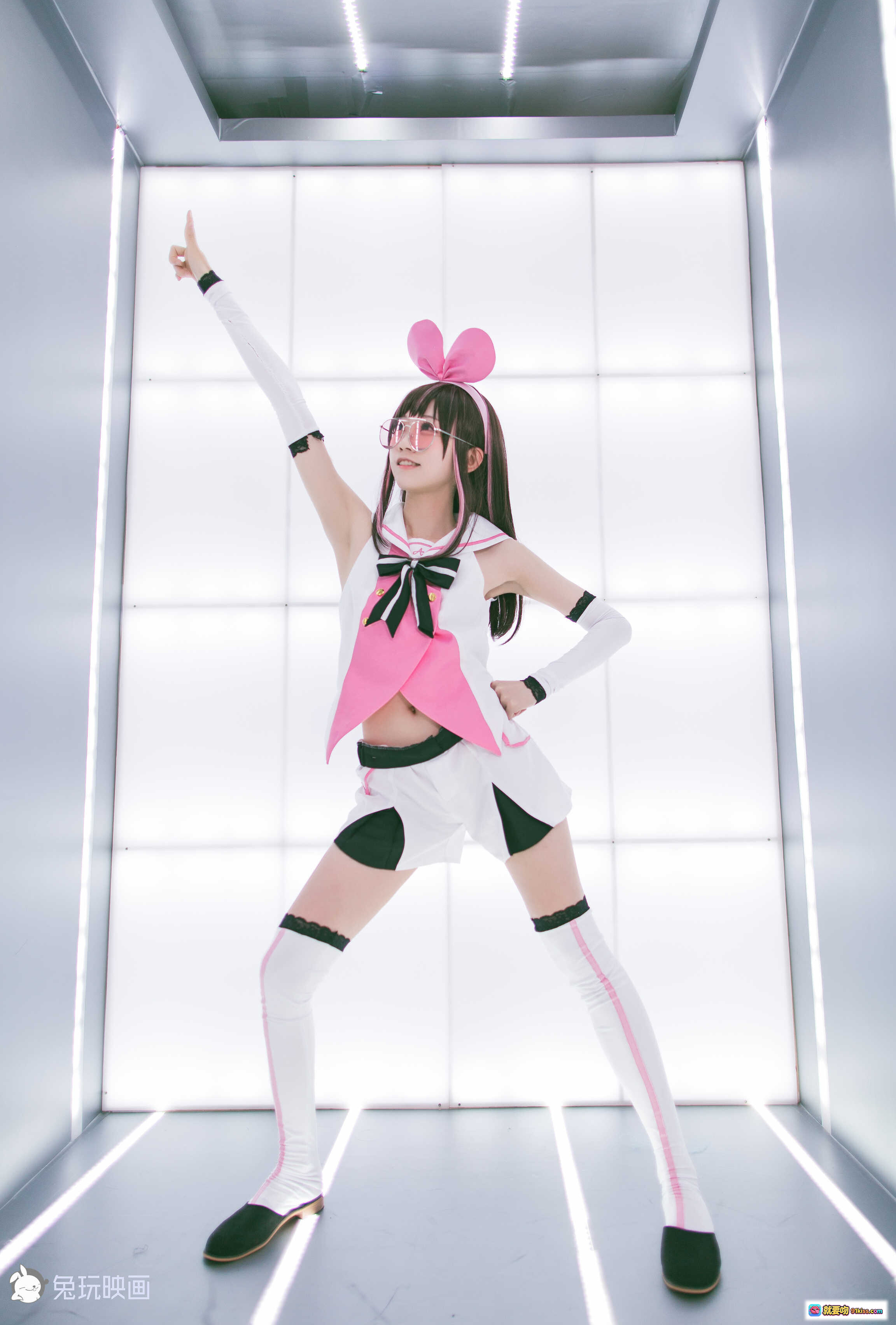 Kitaro绮太郎NO.032人工AI爱酱cosplay写真 白粉黑配色兔耳眼镜造型 电梯光影氛围感美图 - 就要吻