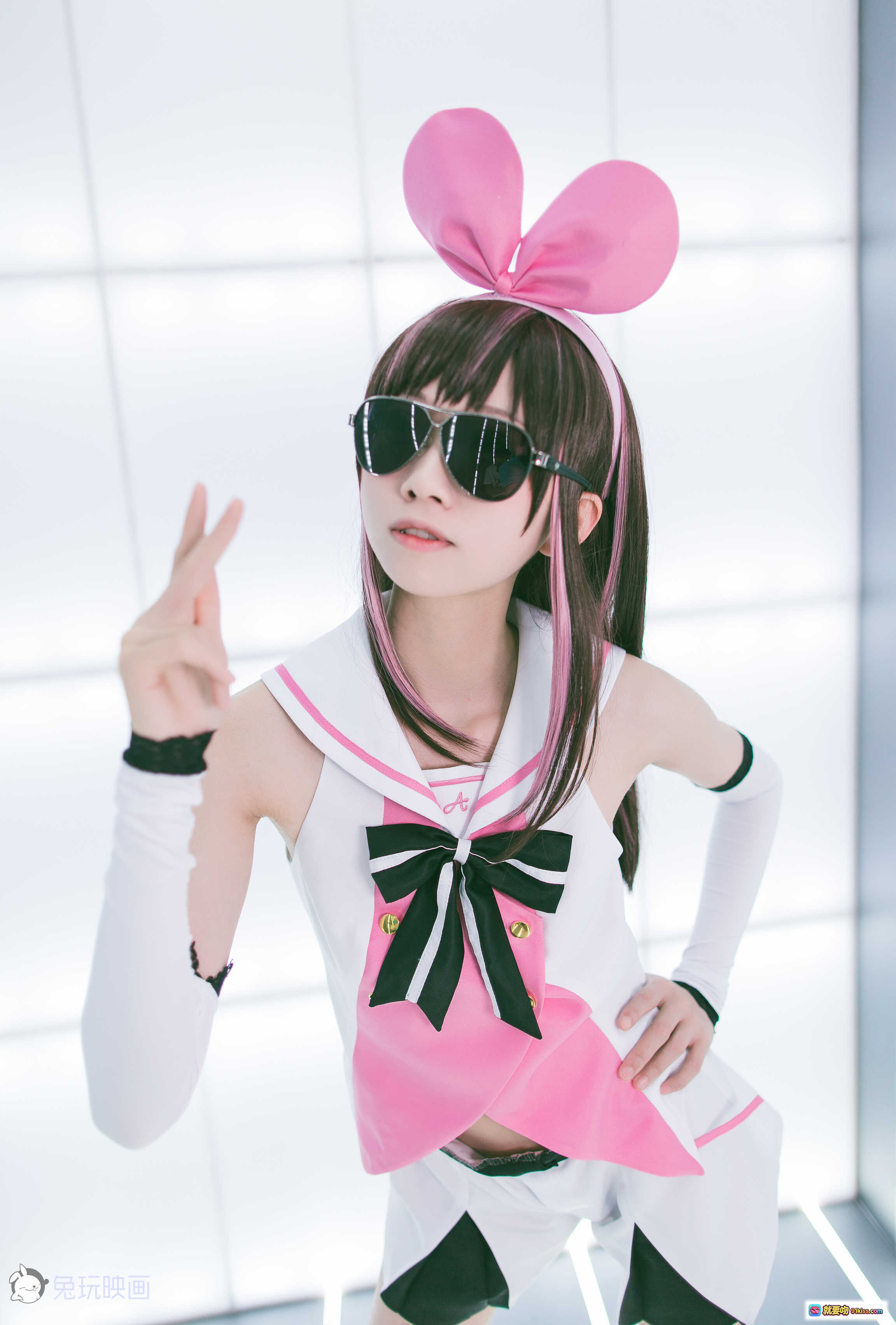 图片[7] - Kitaro绮太郎NO.032人工AI爱酱cosplay写真 白粉黑配色兔耳眼镜造型 电梯光影氛围感美图 - 就要吻
