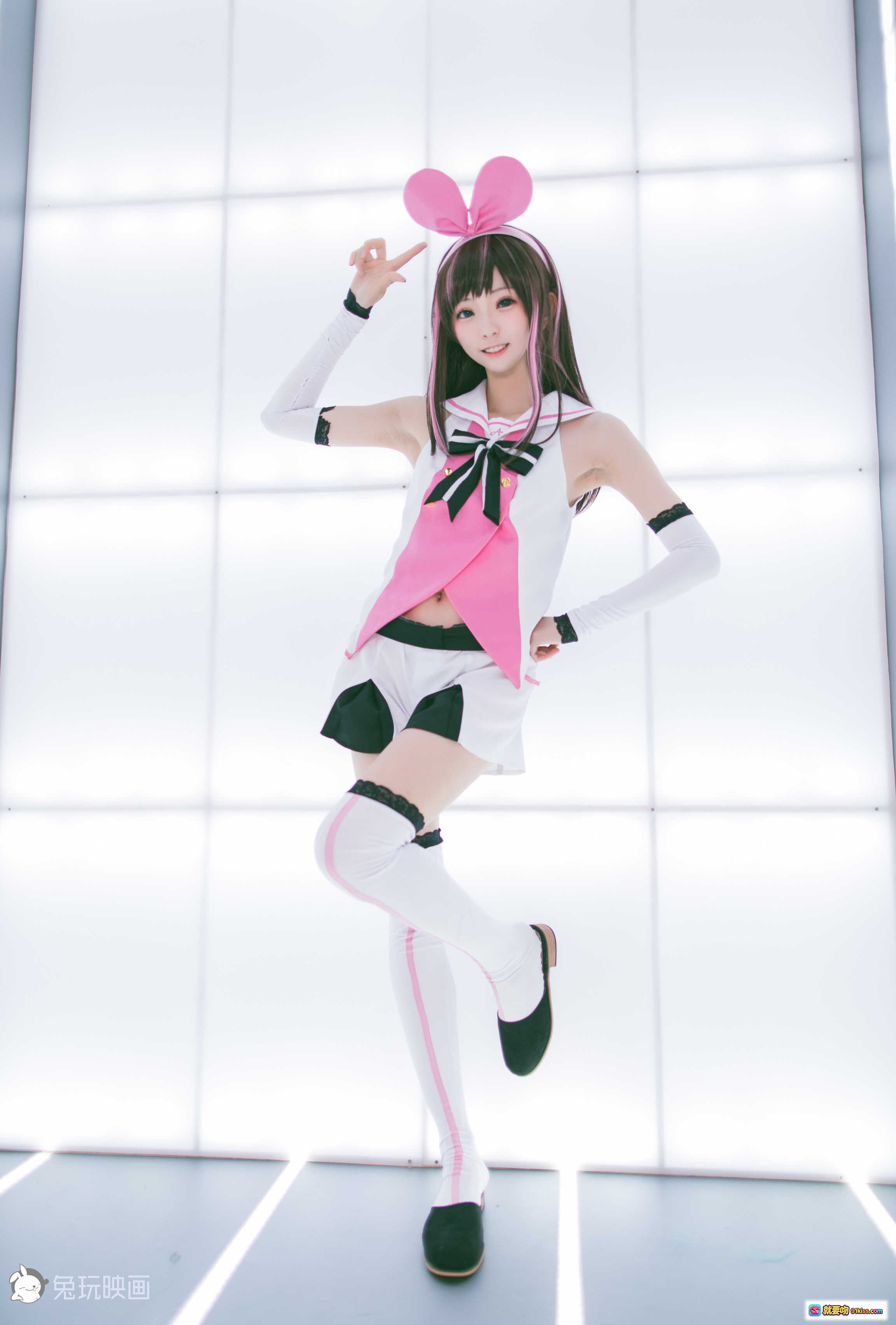 图片[10] - Kitaro绮太郎NO.032人工AI爱酱cosplay写真 白粉黑配色兔耳眼镜造型 电梯光影氛围感美图 - 就要吻