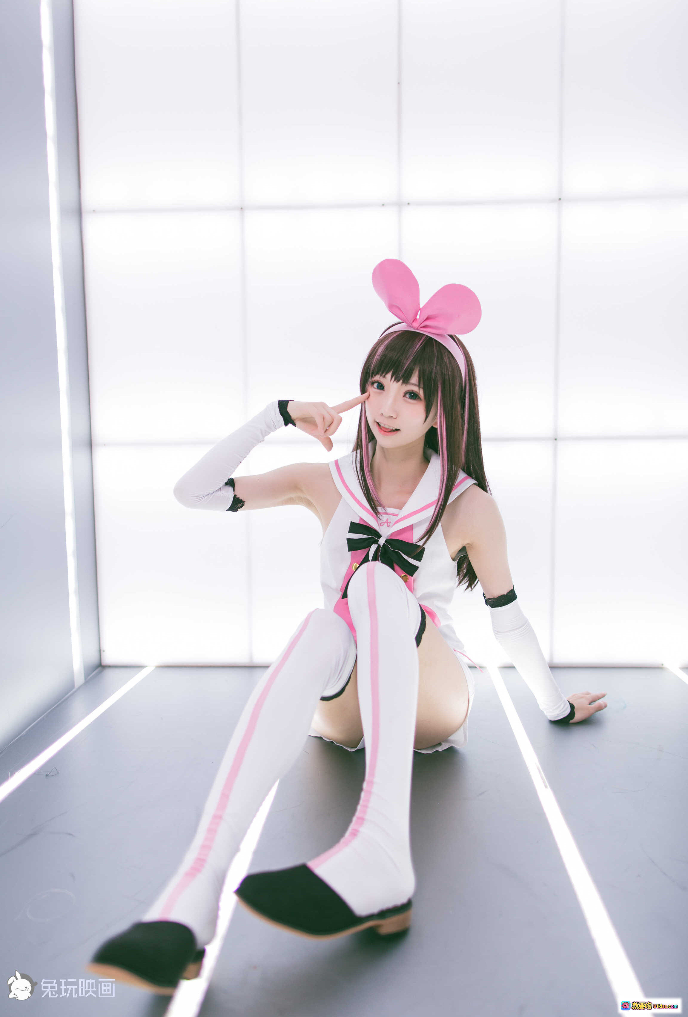 图片[3] - Kitaro绮太郎NO.032人工AI爱酱cosplay写真 白粉黑配色兔耳眼镜造型 电梯光影氛围感美图 - 就要吻