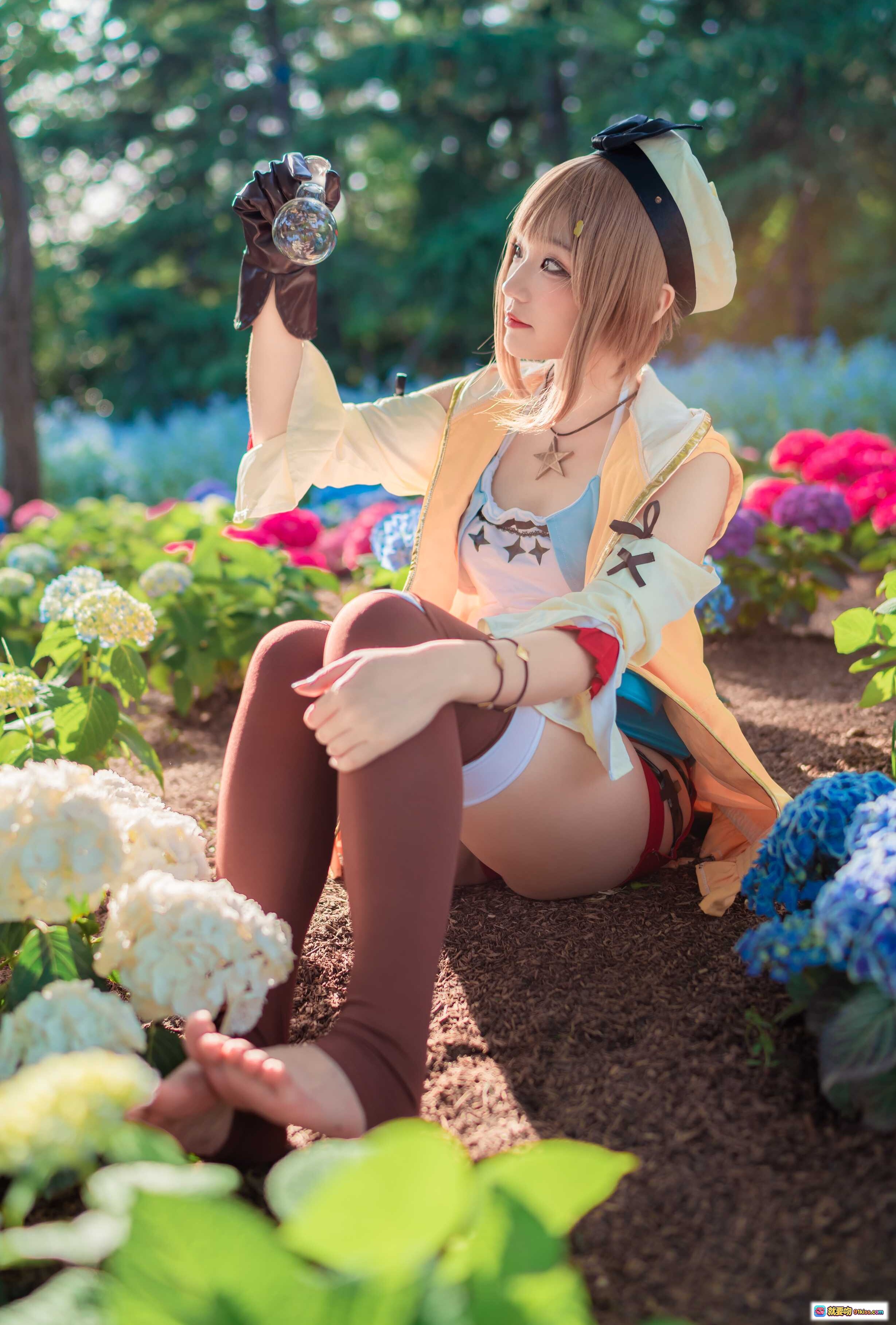 图片[1] - 弥美Mime NO.018 莱莎的炼金工房 cosplay写真 花园少女 甜美制服 持瓶道具 自然光拍摄 高清34P 138MB - 就要吻