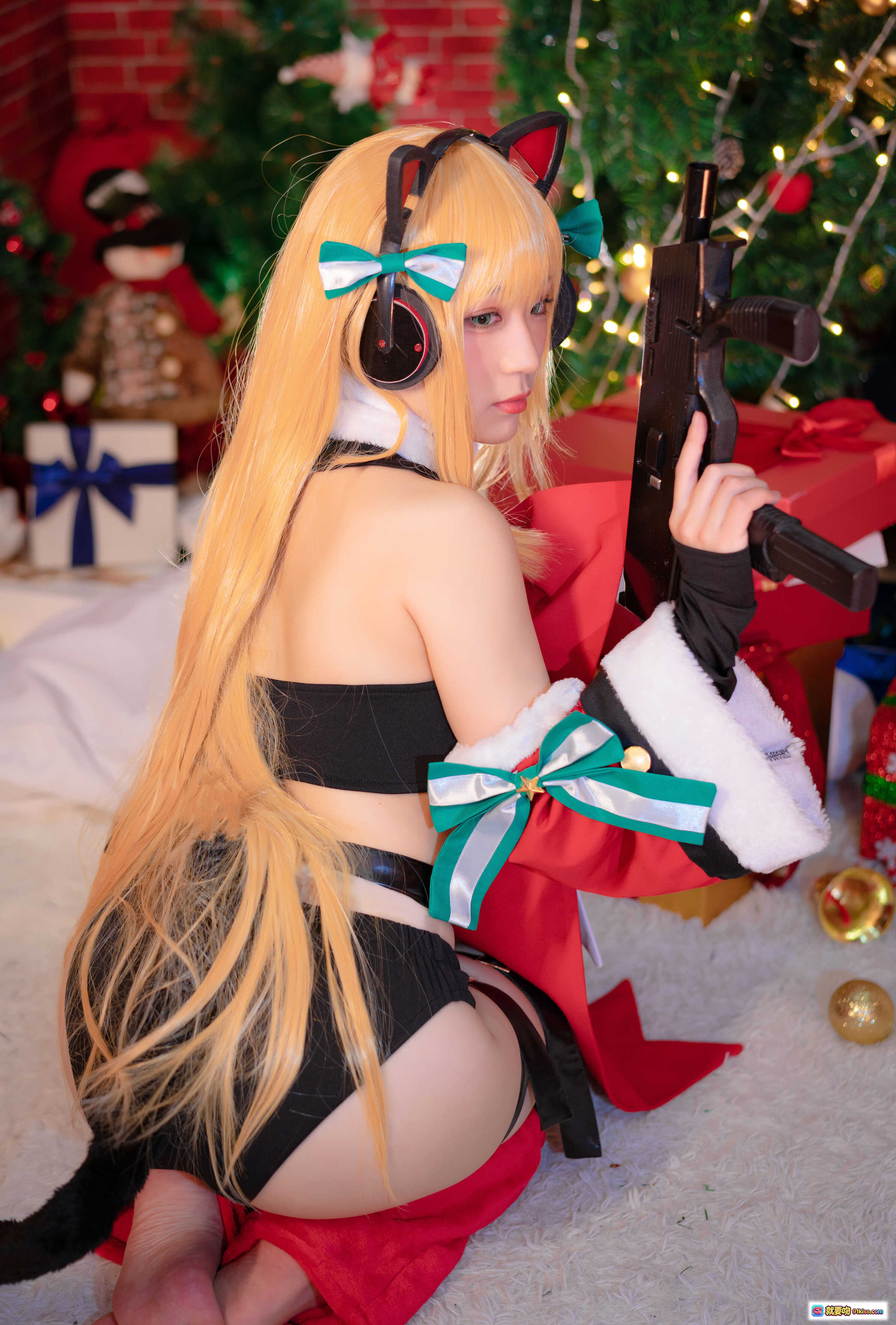 图片[7] - 弥美Mime NO.017 少女前线TMP圣诞主题Cosplay写真 金发猫耳红裙圣诞树礼物盒节日氛围性感可爱15P高清图集 - 就要吻