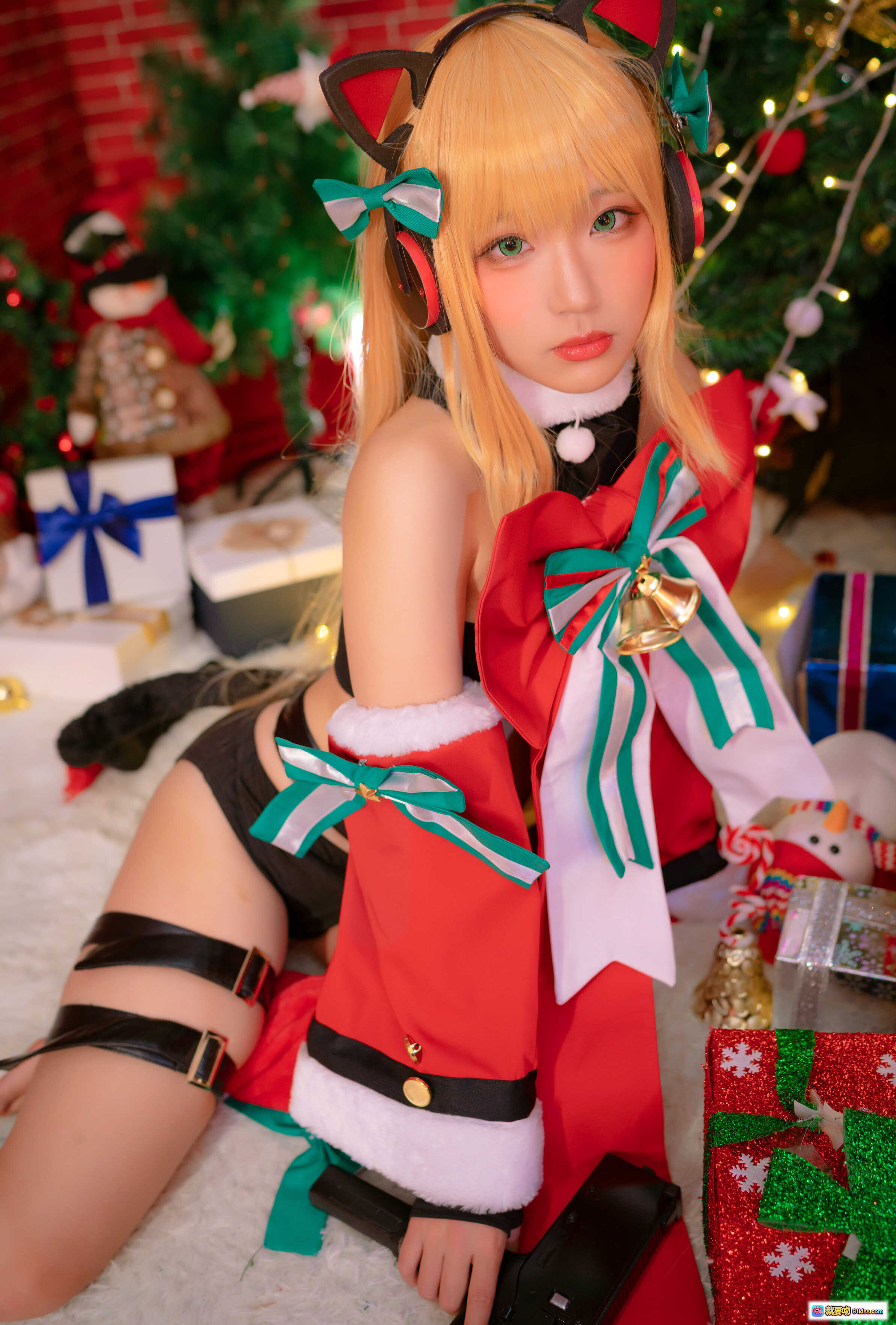 图片[9] - 弥美Mime NO.017 少女前线TMP圣诞主题Cosplay写真 金发猫耳红裙圣诞树礼物盒节日氛围性感可爱15P高清图集 - 就要吻
