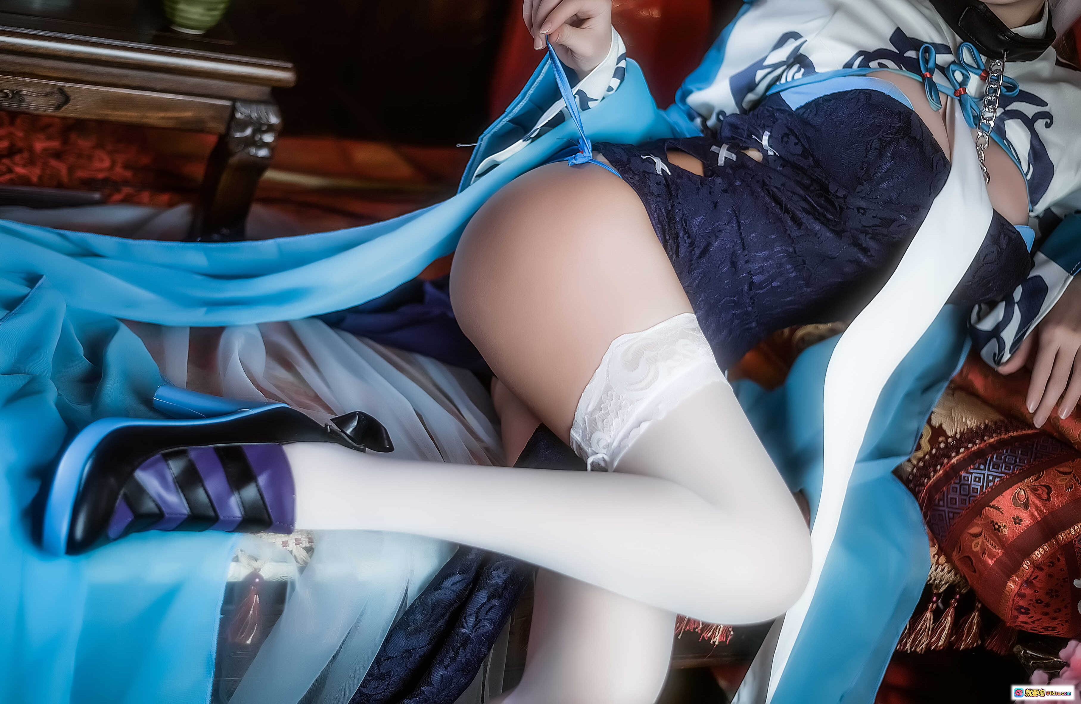 图片[2] - 鳗鱼霏儿NO.013碧蓝华裳贝姐cos写真·日式和风场景·蓝白丝袜美腿·精致服饰细节·11P高清图集 - 就要吻