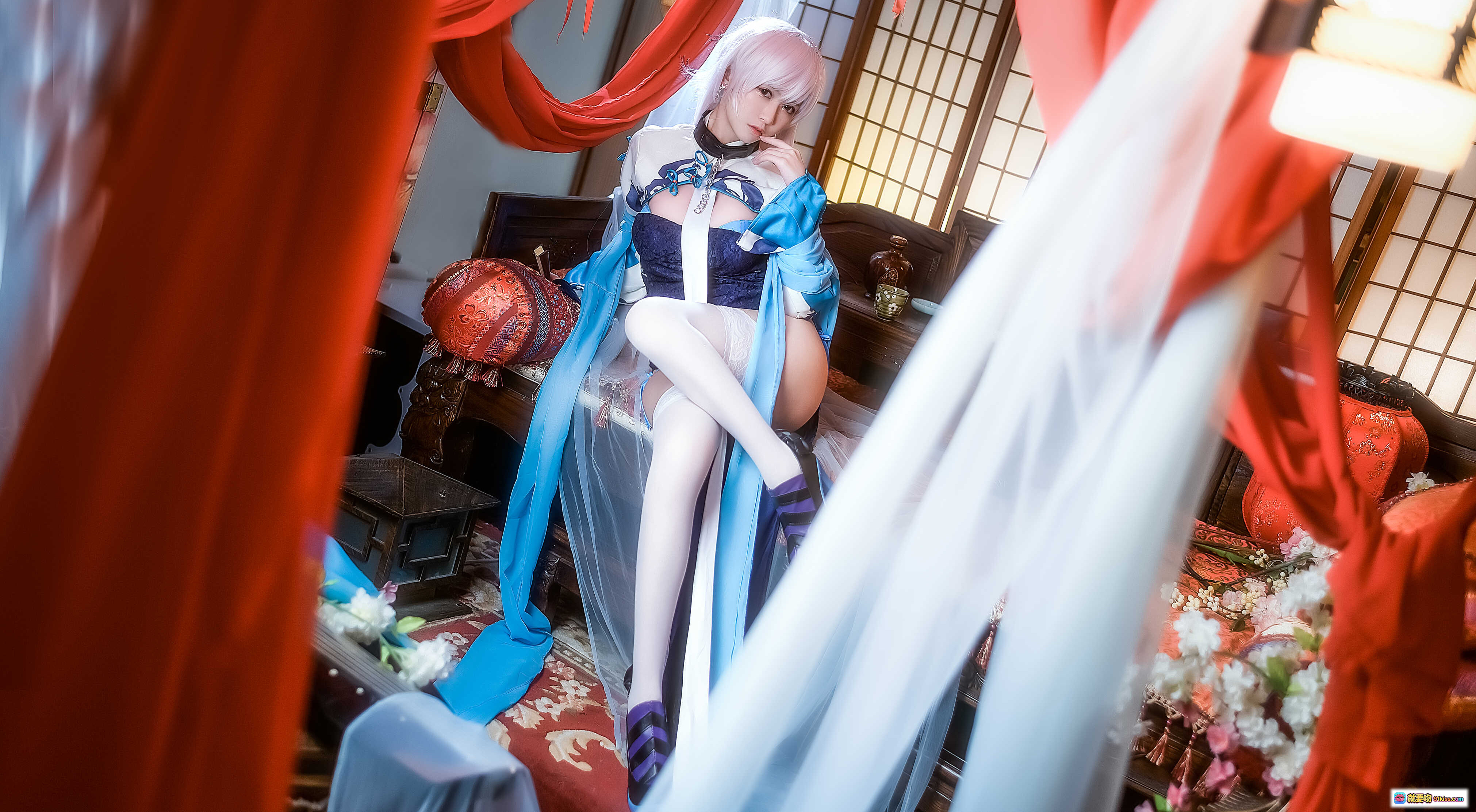 鳗鱼霏儿NO.013碧蓝华裳贝姐cos写真·日式和风场景·蓝白丝袜美腿·精致服饰细节·11P高清图集 - 就要吻
