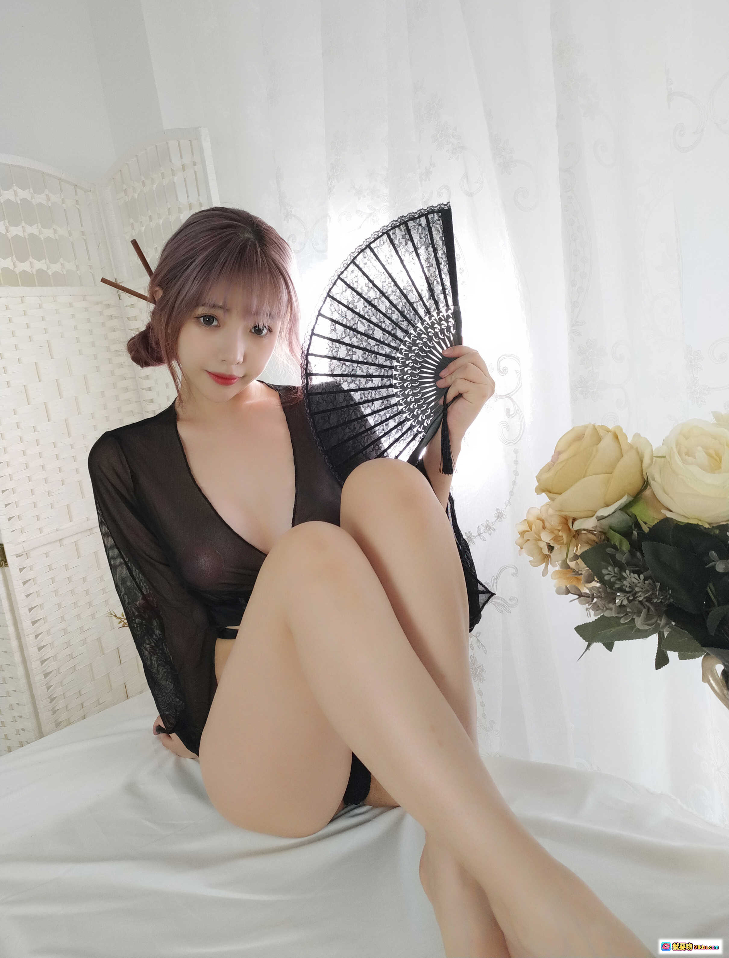 雯妹不讲道理NO.053八月和风写真｜黑纱透视装+蕾丝折扇+日系发簪+白床柔光美腿特写 - 就要吻