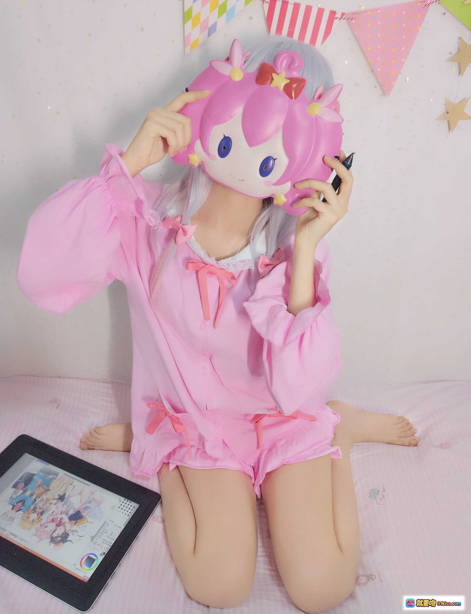 图片[2] - 木绵绵OwO NO.059 白色背心粉色睡衣银发少女躺卧自拍写真 32P高清图集 - 就要吻