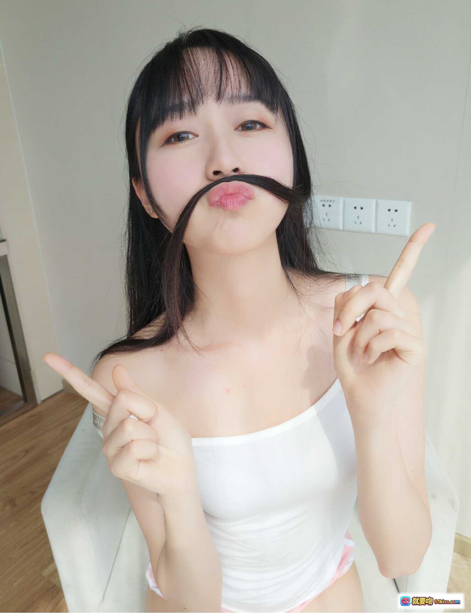 图片[7] - 木绵绵OwO NO.059 白色背心粉色睡衣银发少女躺卧自拍写真 32P高清图集 - 就要吻