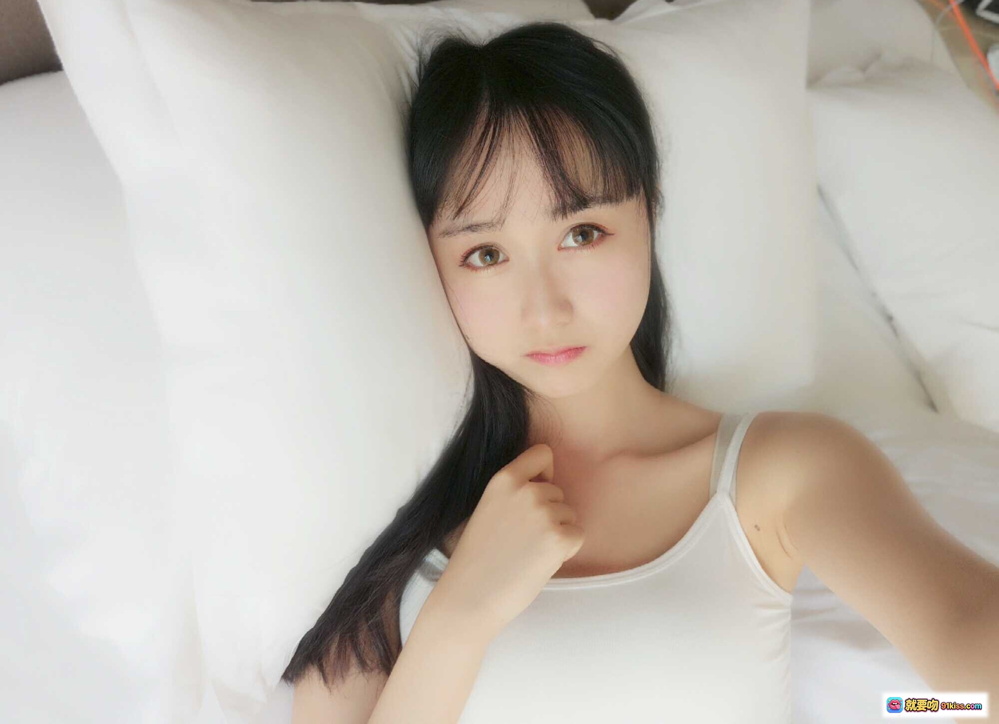 图片[9] - 木绵绵OwO NO.059 白色背心粉色睡衣银发少女躺卧自拍写真 32P高清图集 - 就要吻