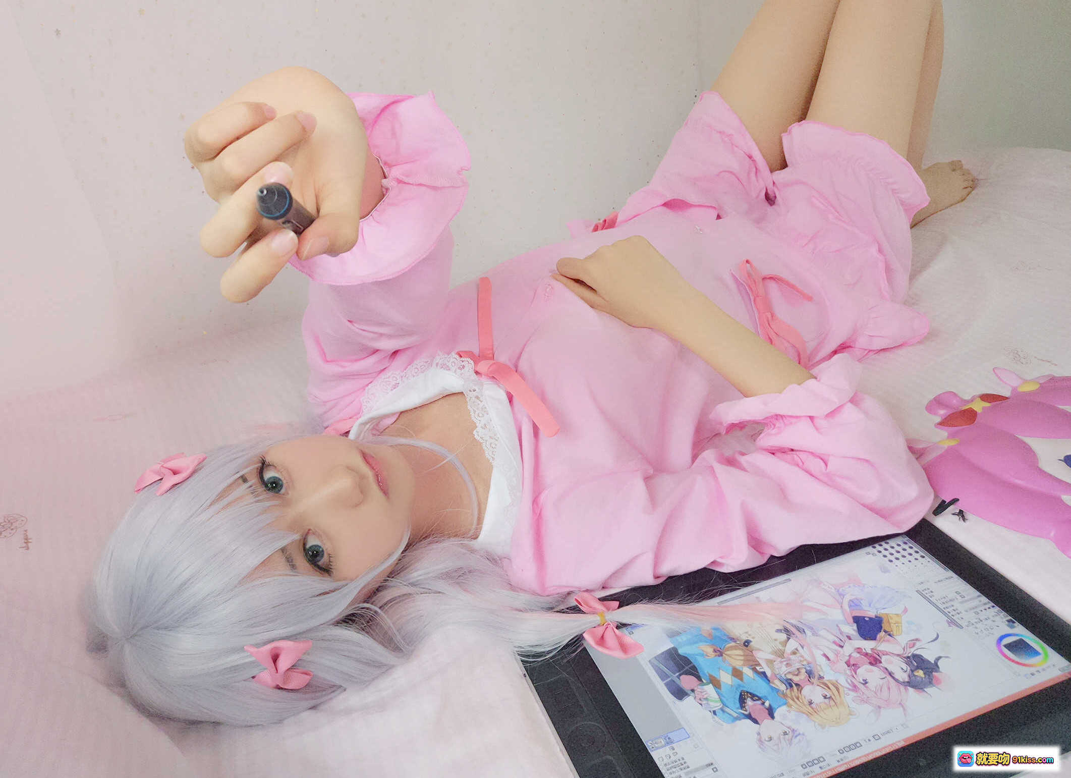 木绵绵OwO NO.059 白色背心粉色睡衣银发少女躺卧自拍写真 32P高清图集 - 就要吻