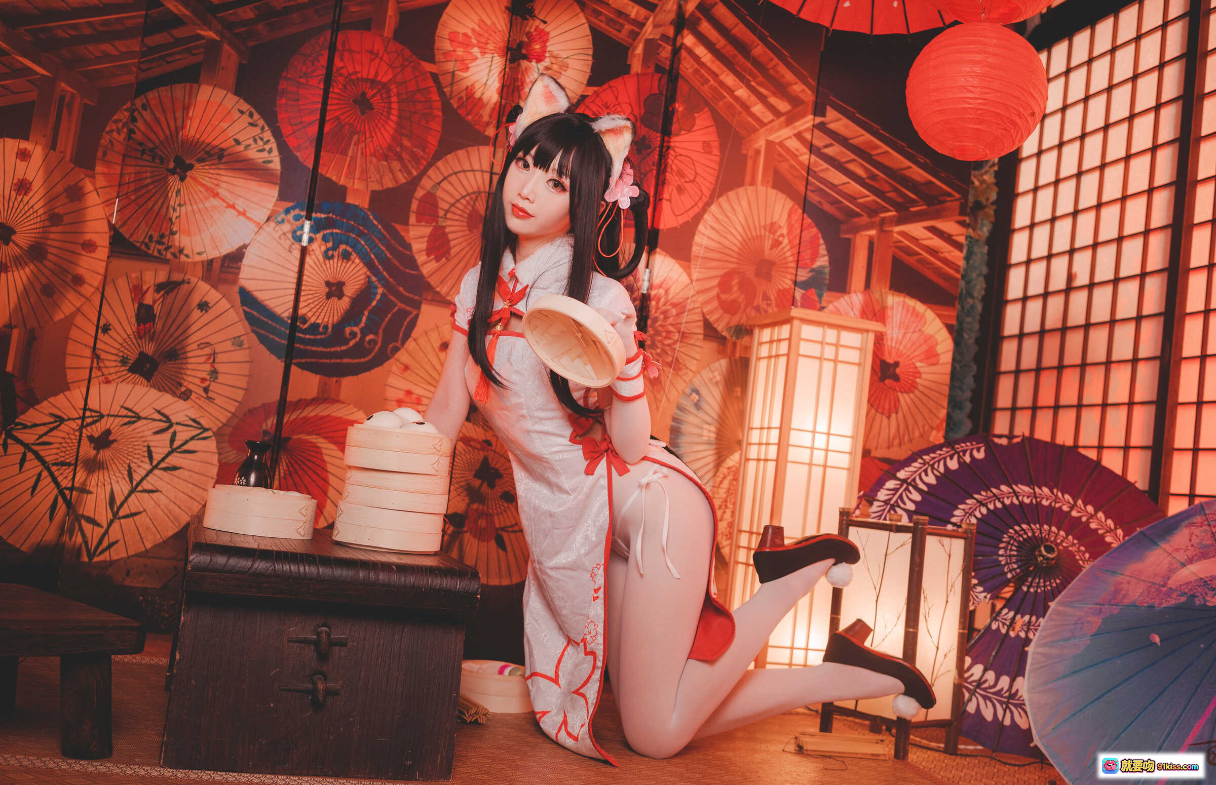 面饼仙儿NO.059夕暮和风写真·日式伞灯背景·旗袍猫耳少女·跪姿手持团扇·16P高清图集 - 就要吻