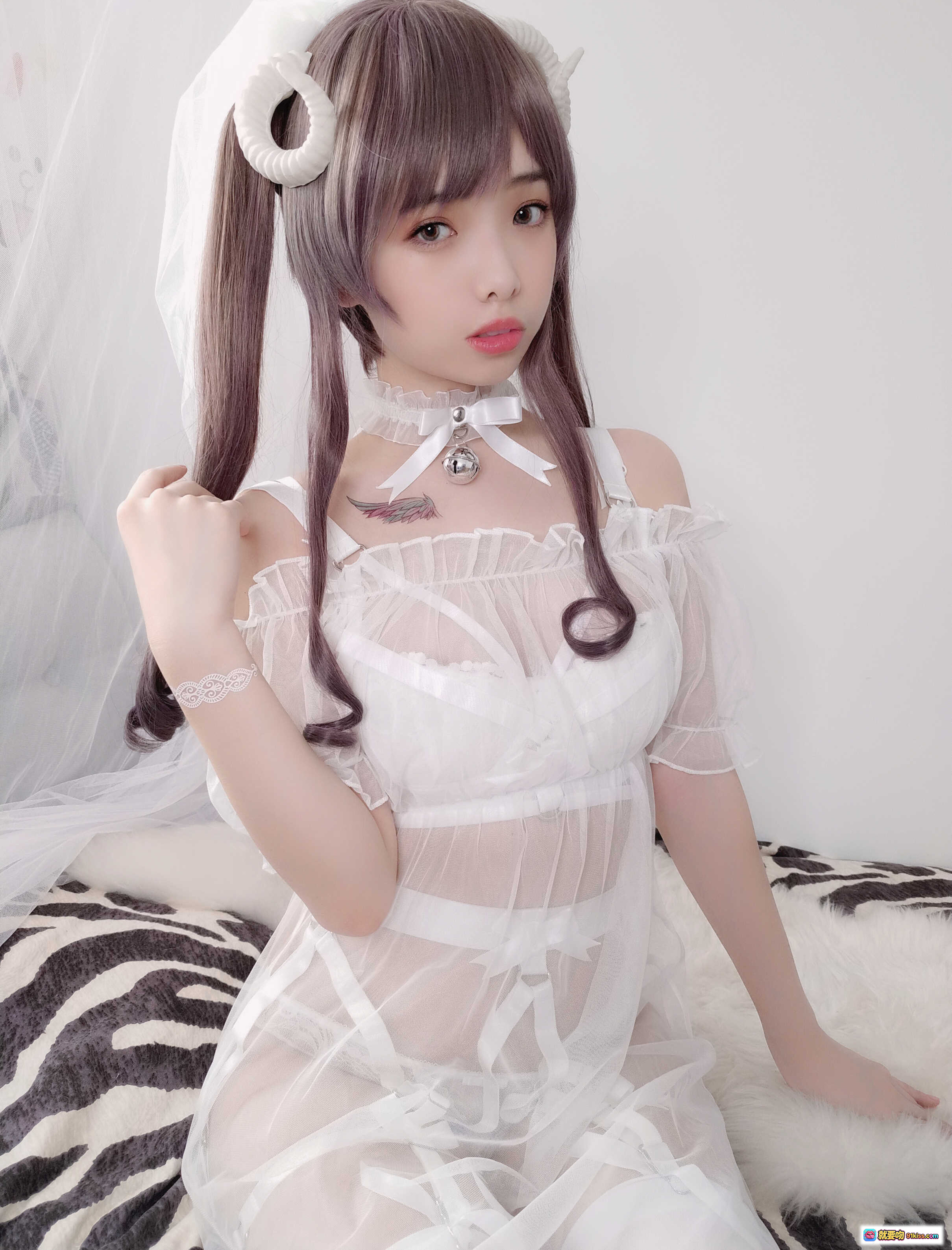 雯妹不讲道理NO.023 绵羊白色绑带蕾丝透视装 羊角头饰性感写真 42P高清图集 - 就要吻