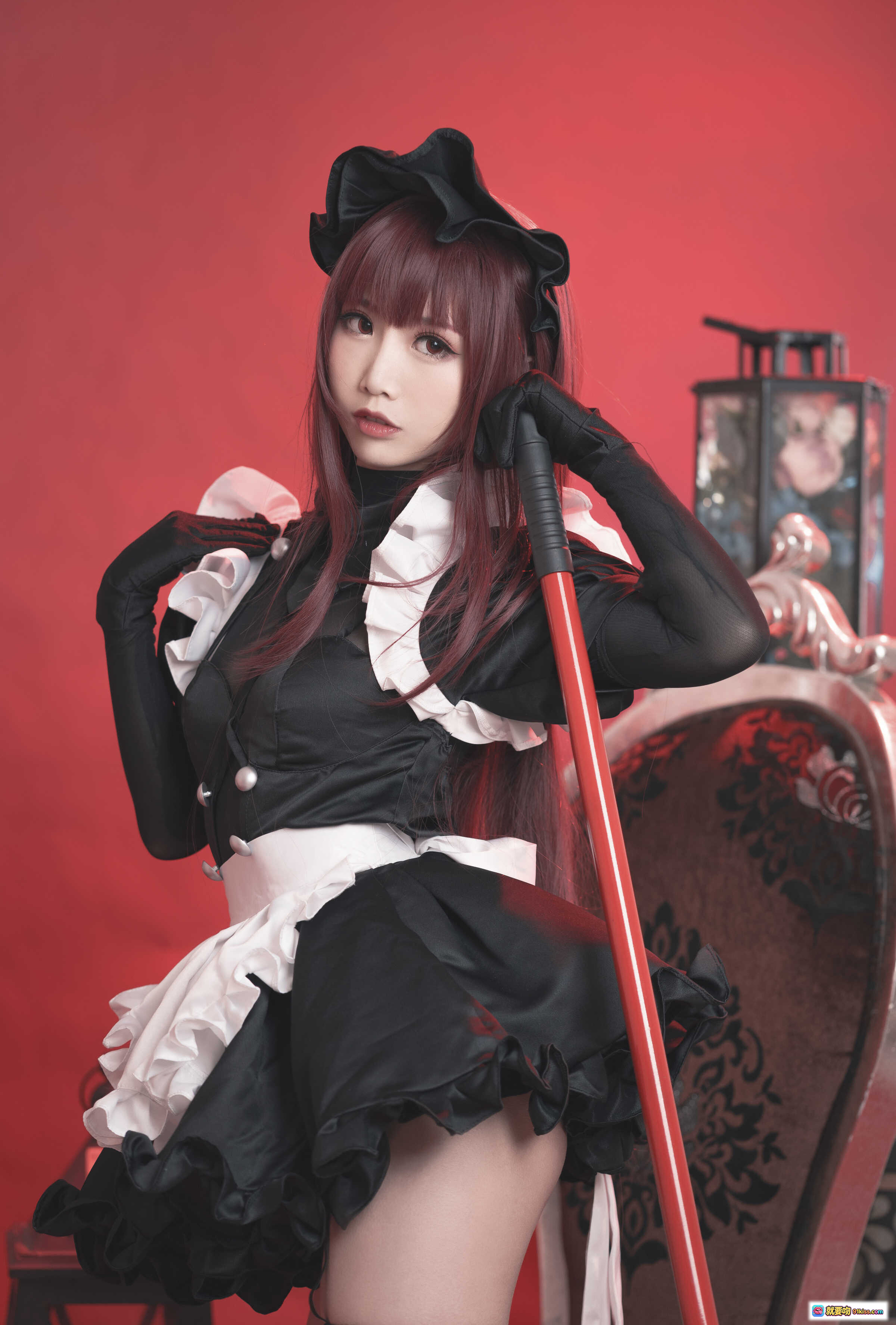 图片[2] - 面饼仙儿NO.056斯卡哈女仆写真 | 黑色蕾丝女仆装+红发长发+高跟黑丝+复古红背景+精致道具摆拍 - 就要吻