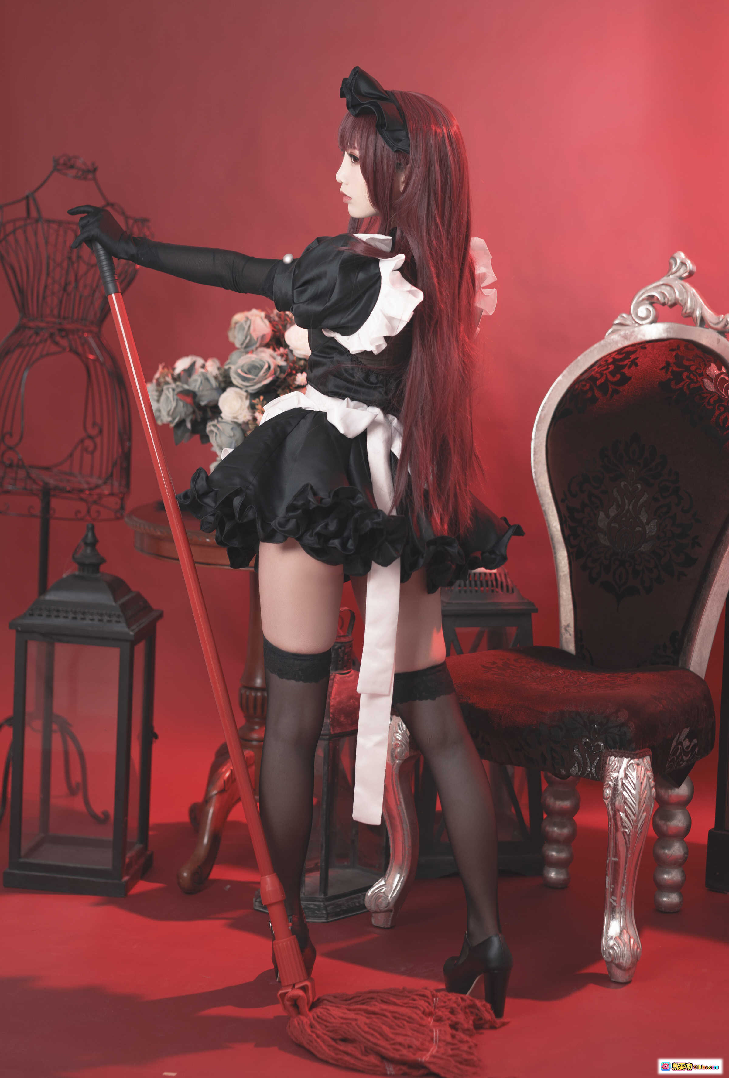 面饼仙儿NO.056斯卡哈女仆写真 | 黑色蕾丝女仆装+红发长发+高跟黑丝+复古红背景+精致道具摆拍 - 就要吻