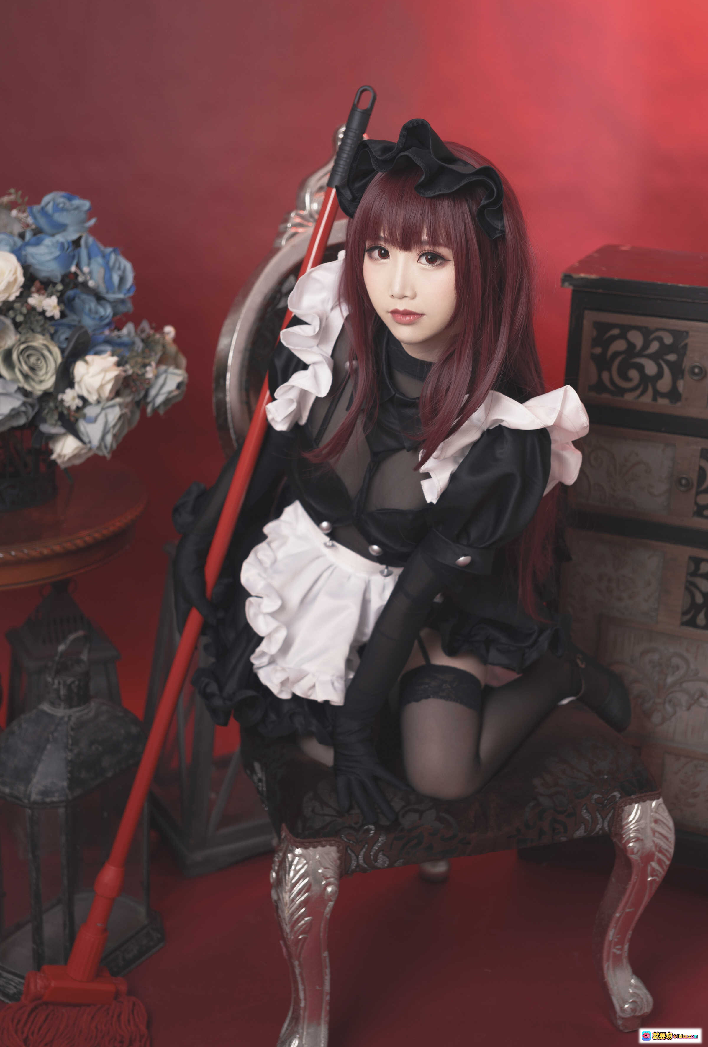 图片[7] - 面饼仙儿NO.056斯卡哈女仆写真 | 黑色蕾丝女仆装+红发长发+高跟黑丝+复古红背景+精致道具摆拍 - 就要吻