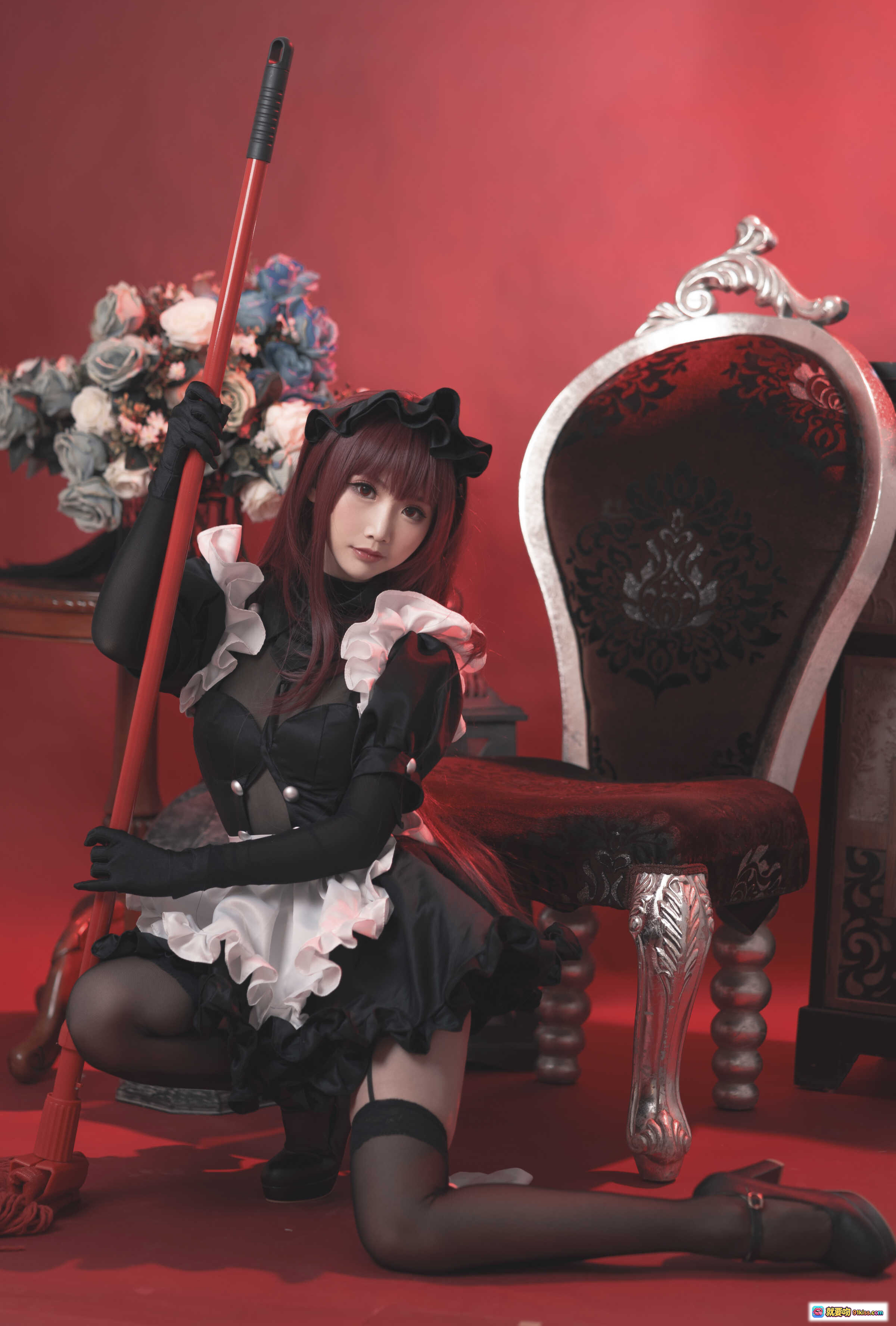 图片[9] - 面饼仙儿NO.056斯卡哈女仆写真 | 黑色蕾丝女仆装+红发长发+高跟黑丝+复古红背景+精致道具摆拍 - 就要吻