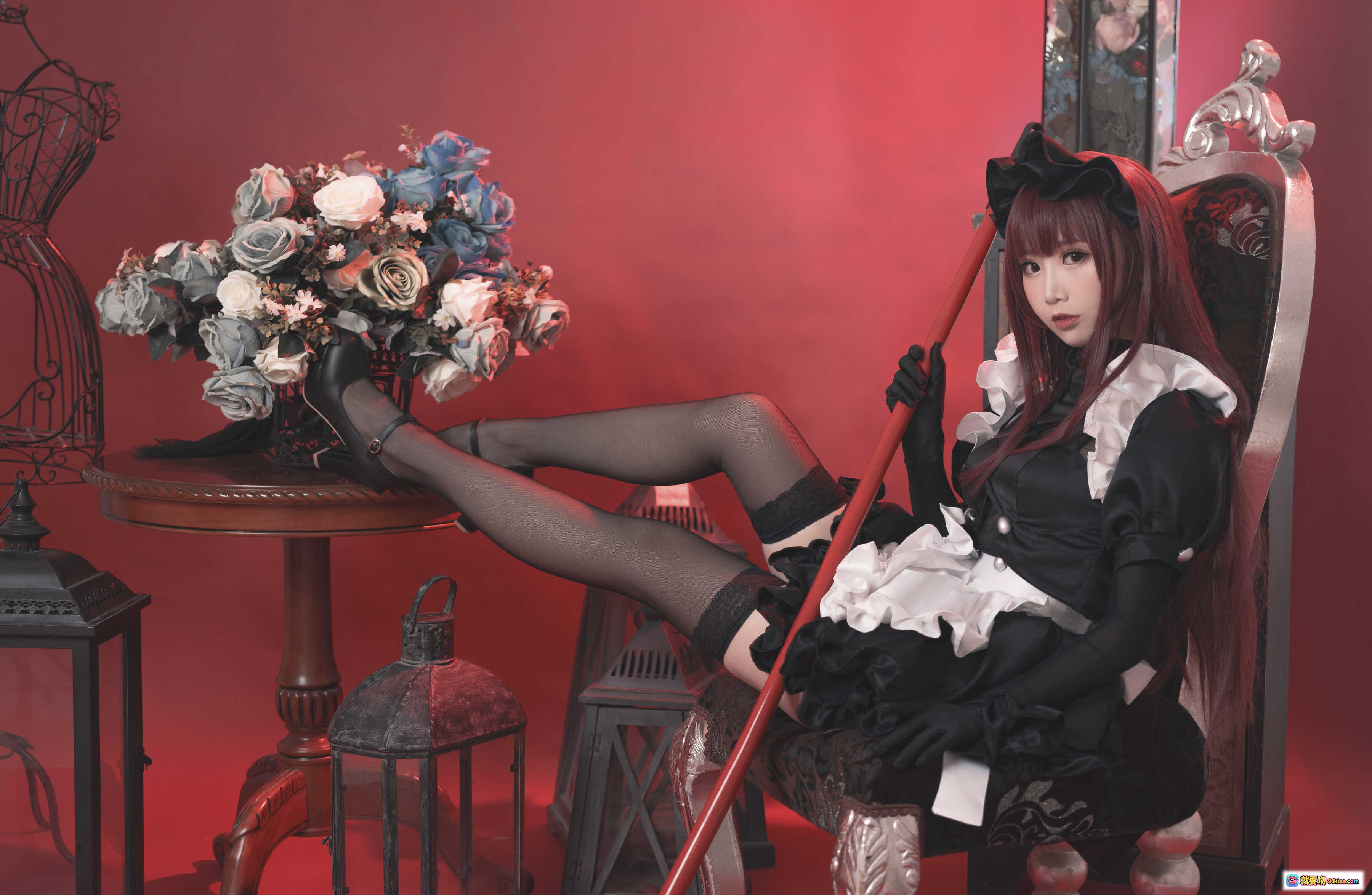 图片[5] - 面饼仙儿NO.056斯卡哈女仆写真 | 黑色蕾丝女仆装+红发长发+高跟黑丝+复古红背景+精致道具摆拍 - 就要吻
