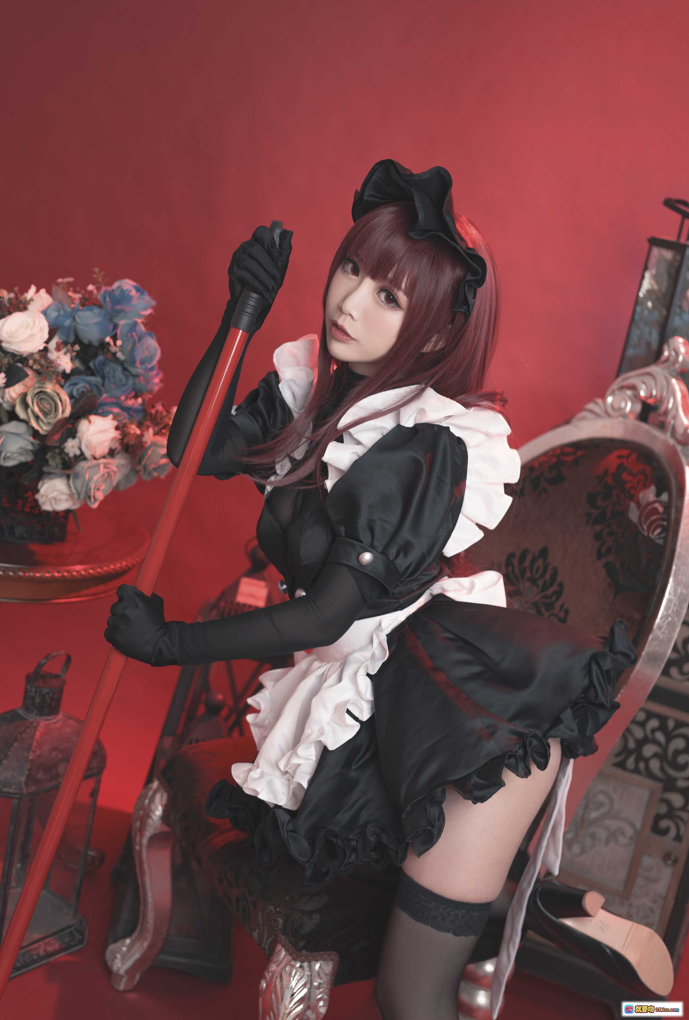 图片[3] - 面饼仙儿NO.056斯卡哈女仆写真 | 黑色蕾丝女仆装+红发长发+高跟黑丝+复古红背景+精致道具摆拍 - 就要吻