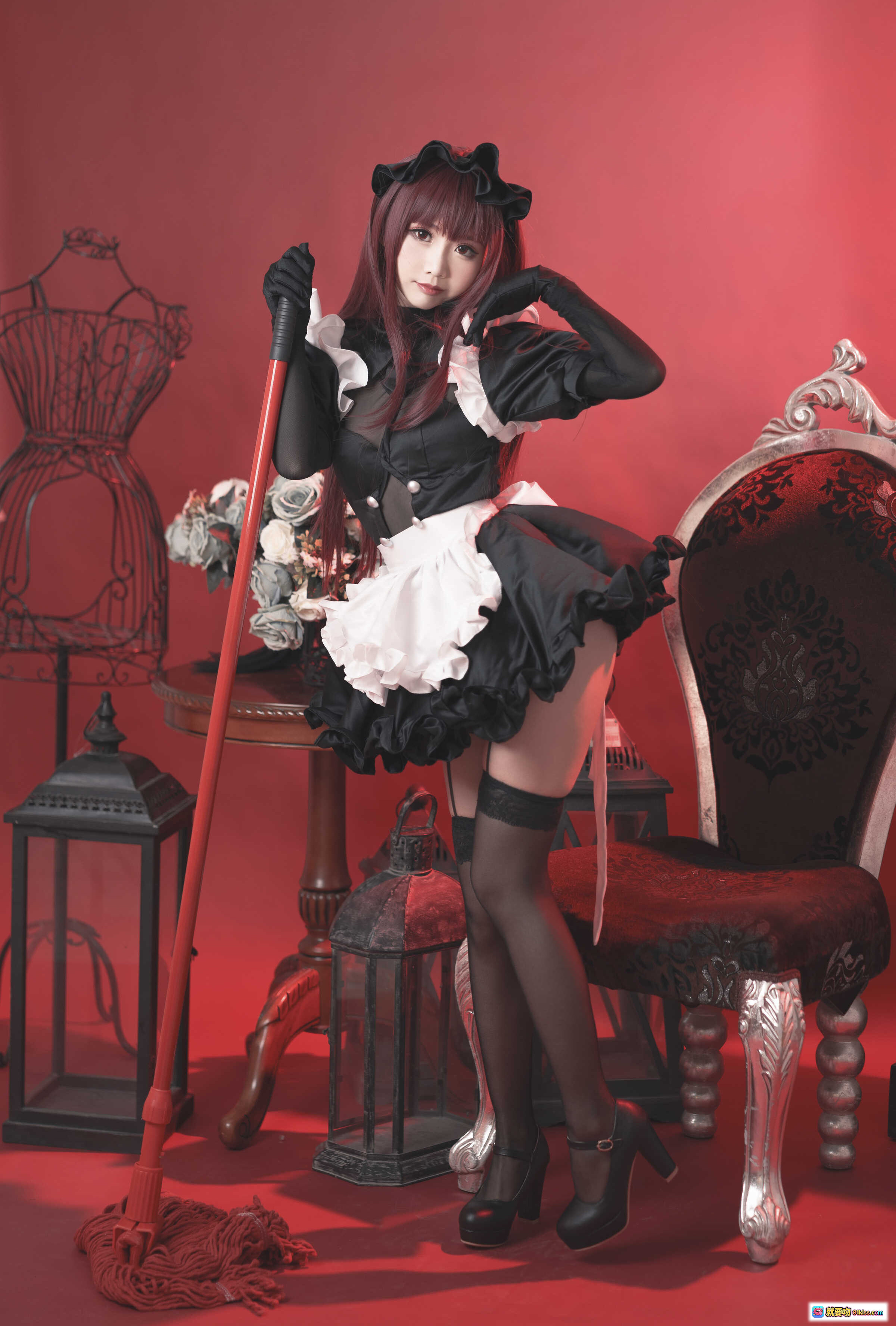 图片[10] - 面饼仙儿NO.056斯卡哈女仆写真 | 黑色蕾丝女仆装+红发长发+高跟黑丝+复古红背景+精致道具摆拍 - 就要吻