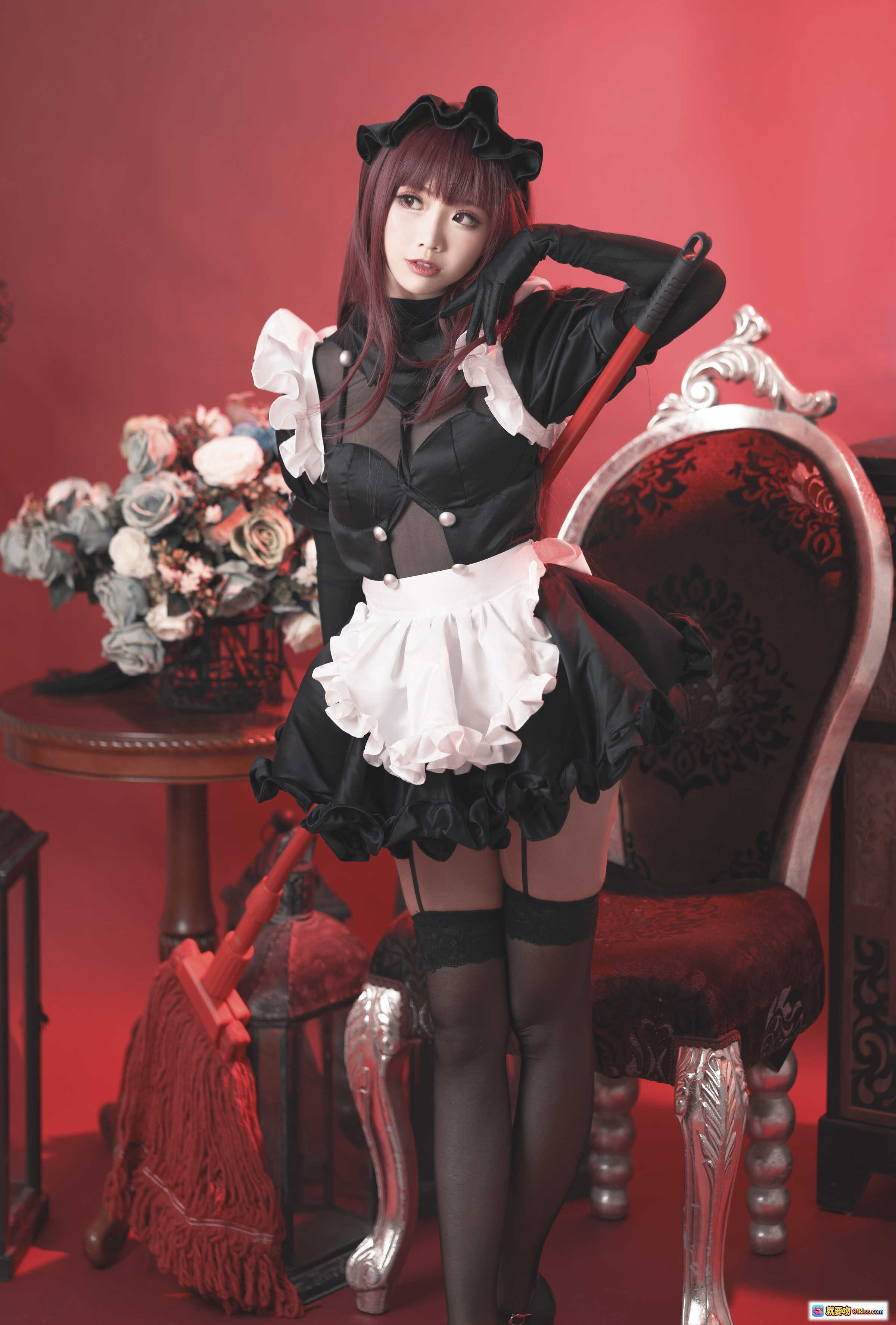 图片[6] - 面饼仙儿NO.056斯卡哈女仆写真 | 黑色蕾丝女仆装+红发长发+高跟黑丝+复古红背景+精致道具摆拍 - 就要吻