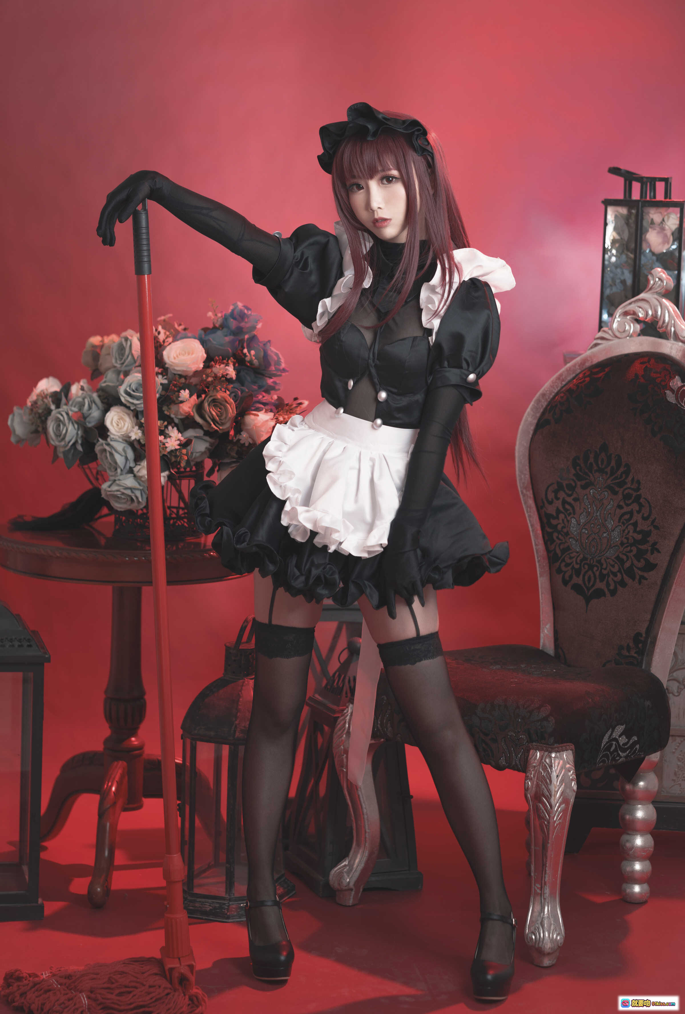 图片[4] - 面饼仙儿NO.056斯卡哈女仆写真 | 黑色蕾丝女仆装+红发长发+高跟黑丝+复古红背景+精致道具摆拍 - 就要吻