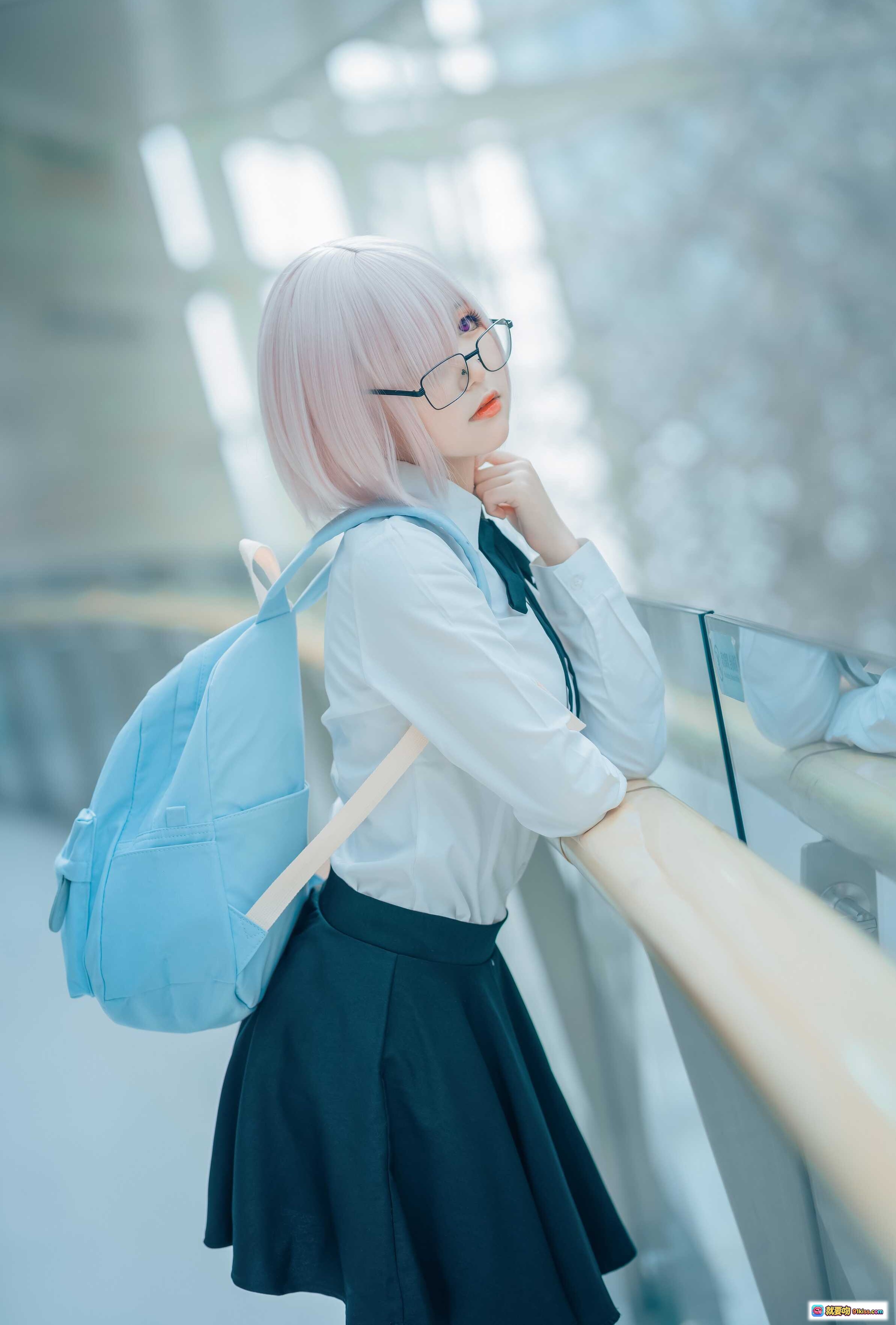 图片[4] - 玛修cosplay写真｜银发眼镜少女校园风穿搭 黑裙丝袜背包街拍美图 - 就要吻