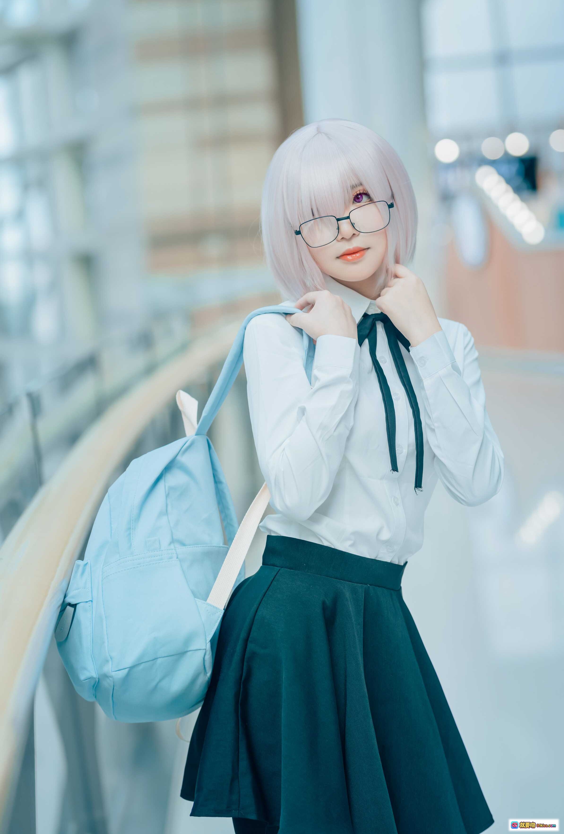 图片[3] - 玛修cosplay写真｜银发眼镜少女校园风穿搭 黑裙丝袜背包街拍美图 - 就要吻